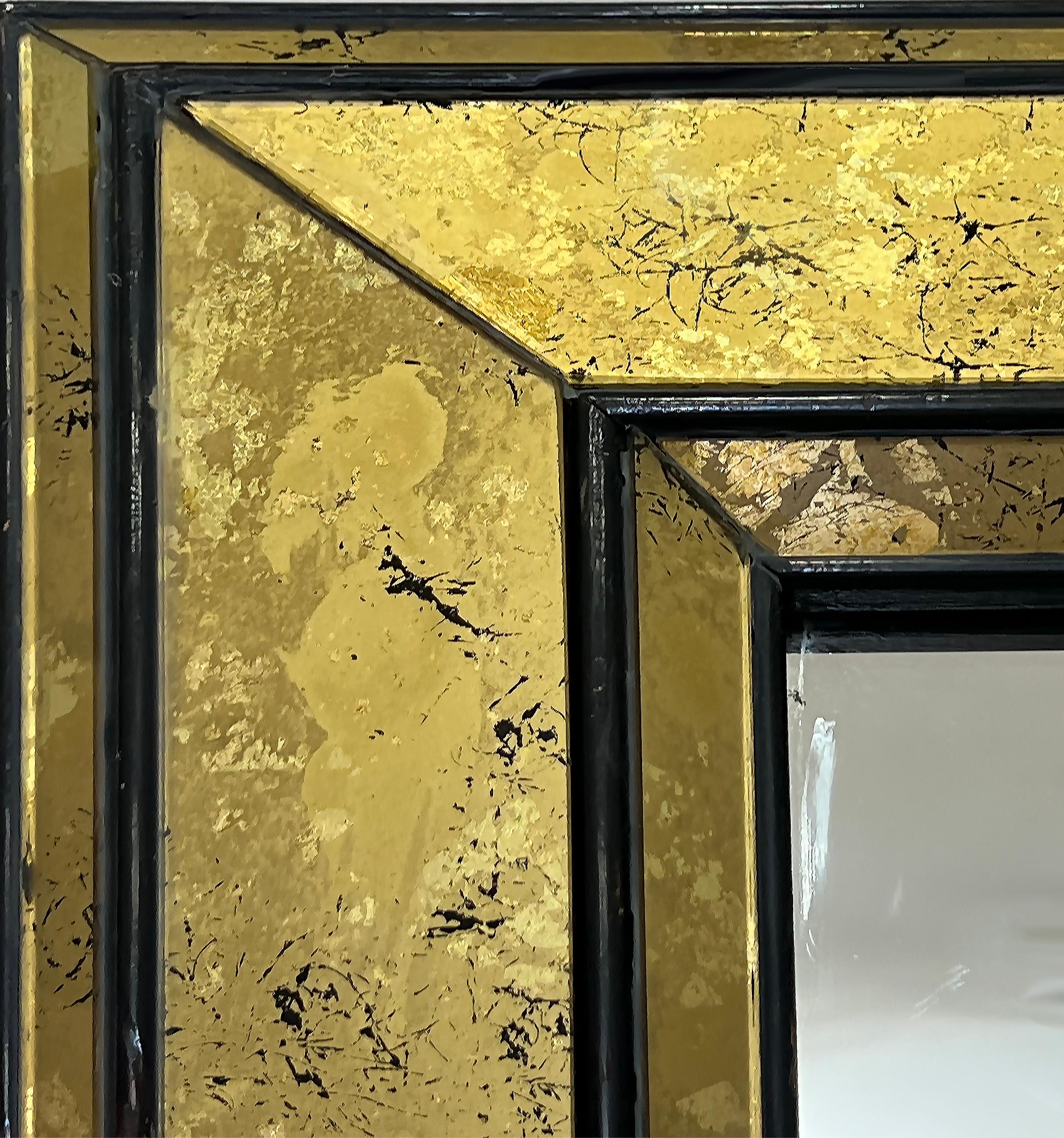 Vintage Überskalierte Hollywood Regency Gold Eglomise Spiegel 

Zum Verkauf angeboten wird eine elegante Vintage großen Hollywood Regency umgekehrt gemalt Eglomise Spiegel.  Das umgedrehte Glas ist in Goldtönen handbemalt und mit farbigen Akzenten
