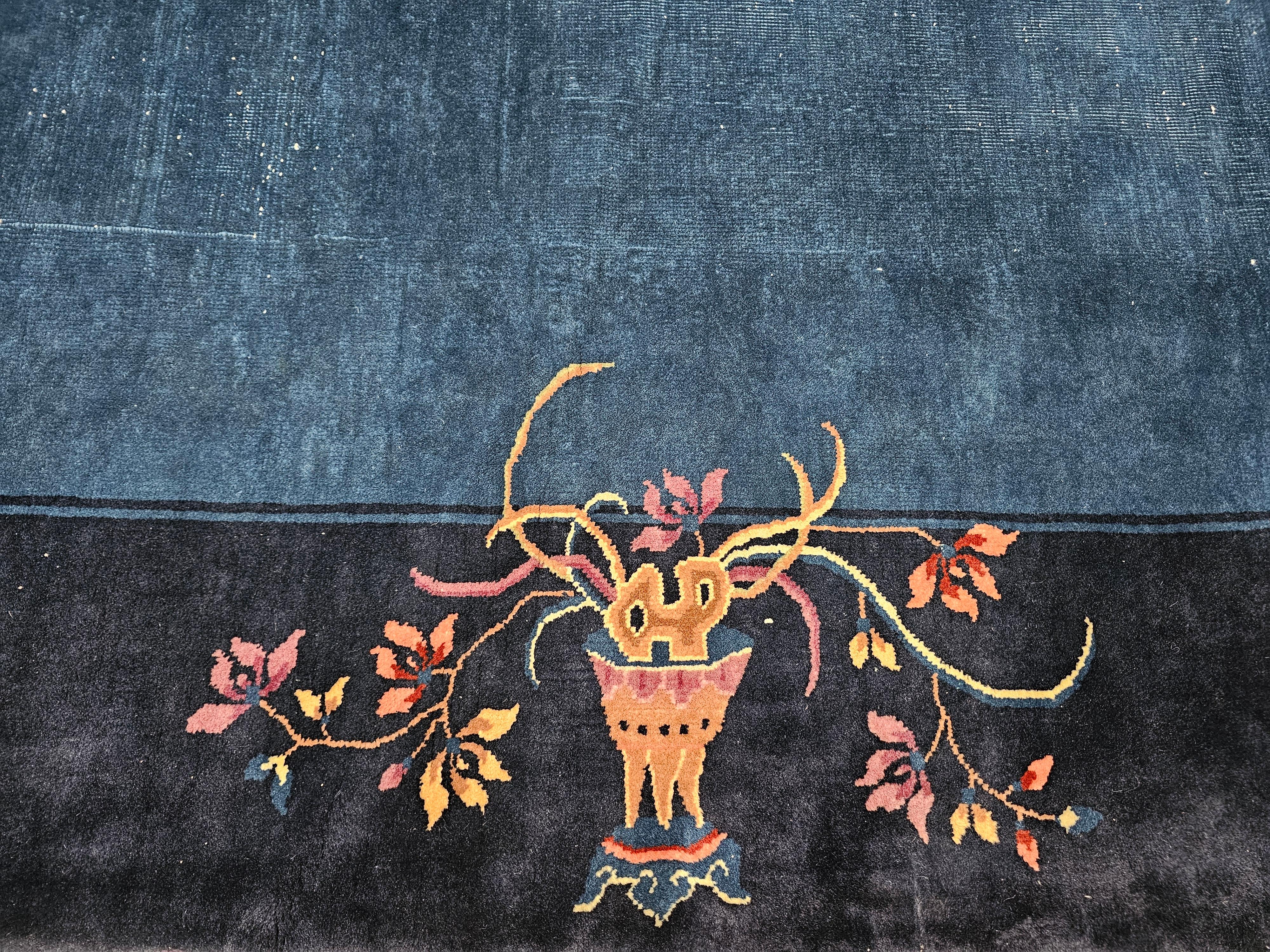 Alfombra china Art Decó vintage de gran tamaño en azul con fénix y motivos simbólicos en venta 3