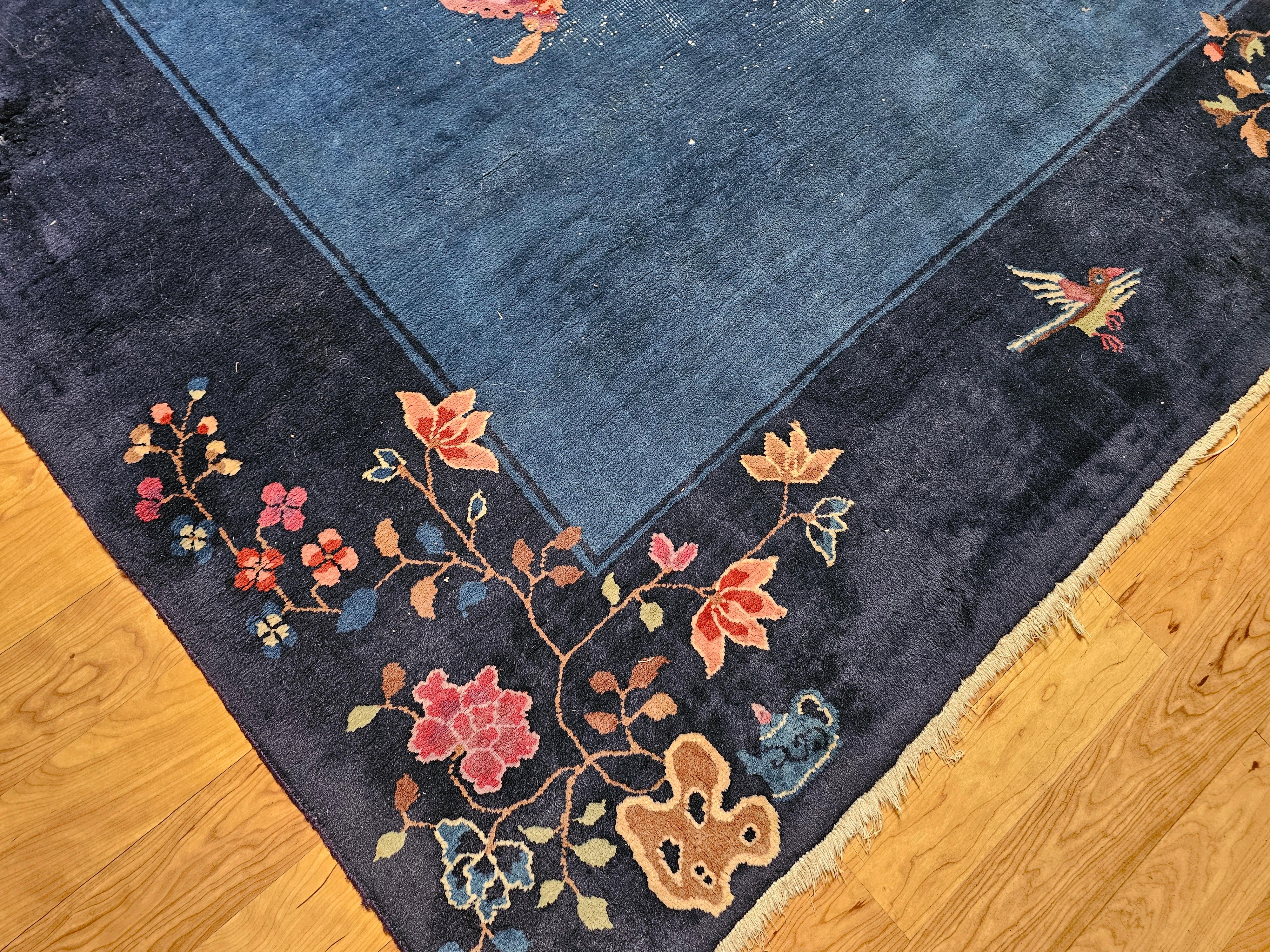 Alfombra china Art Decó vintage de gran tamaño en azul con fénix y motivos simbólicos en venta 4