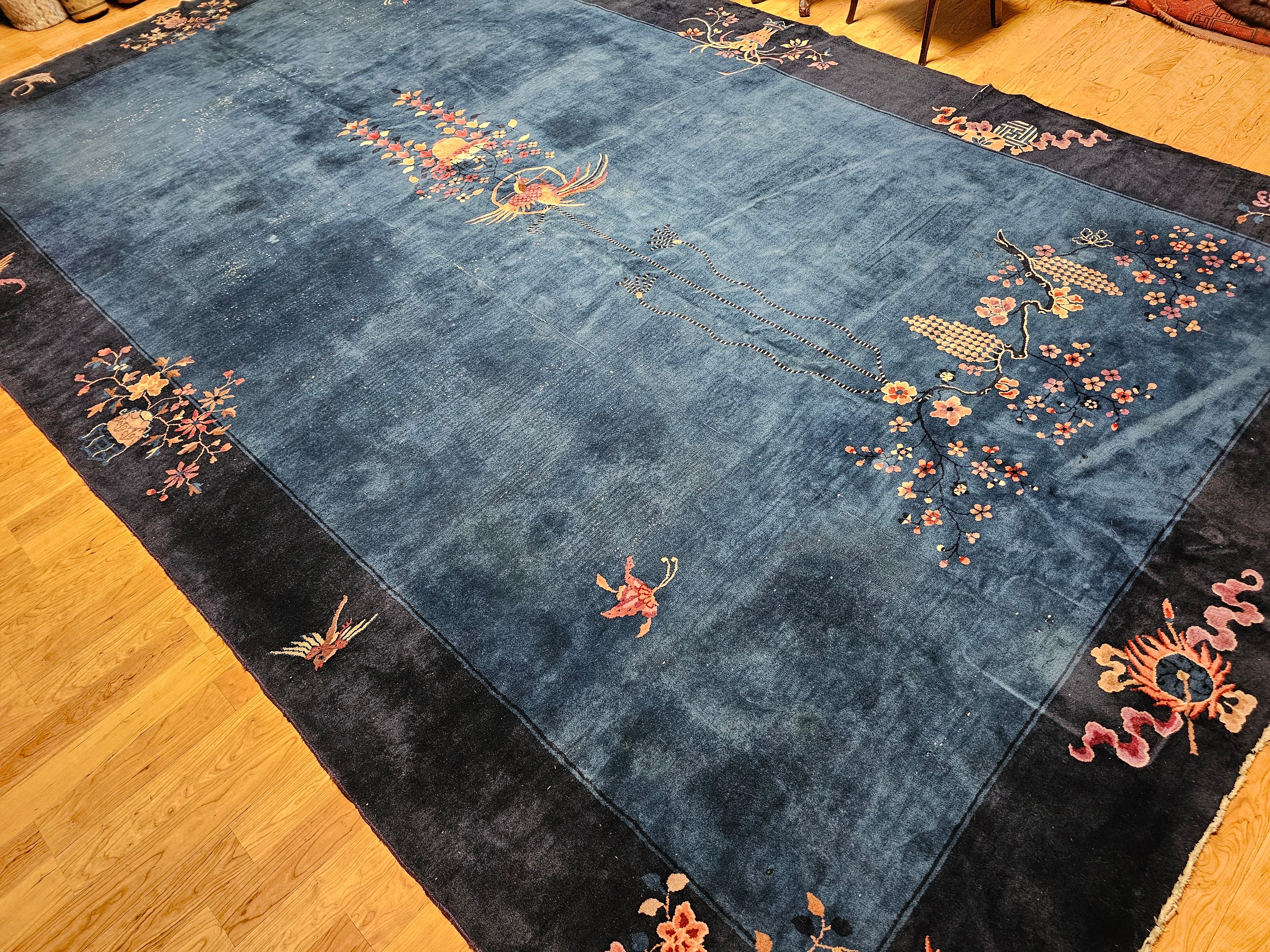 Alfombra china Art Decó vintage de gran tamaño en azul con fénix y motivos simbólicos en venta 6