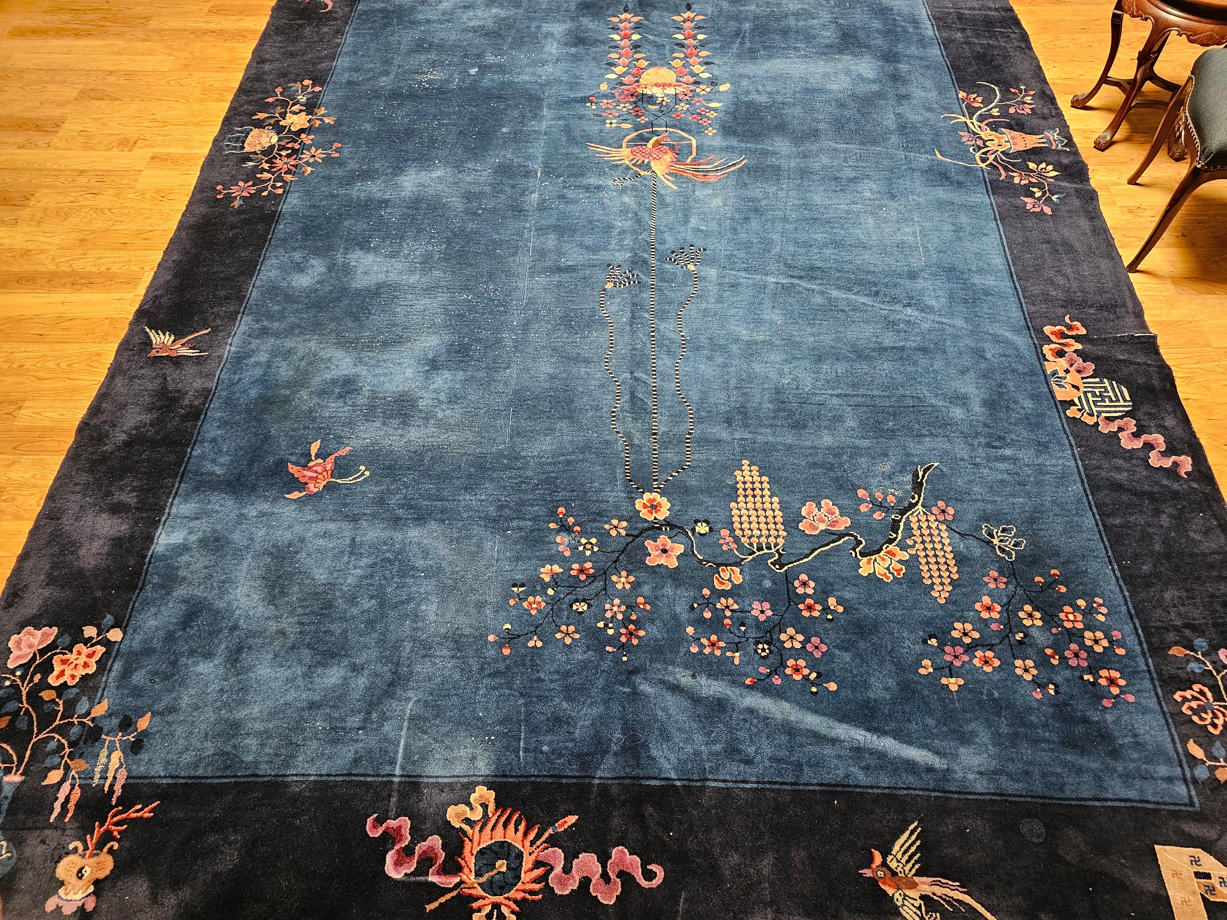Alfombra china Art Decó vintage de gran tamaño en azul con fénix y motivos simbólicos en venta 7