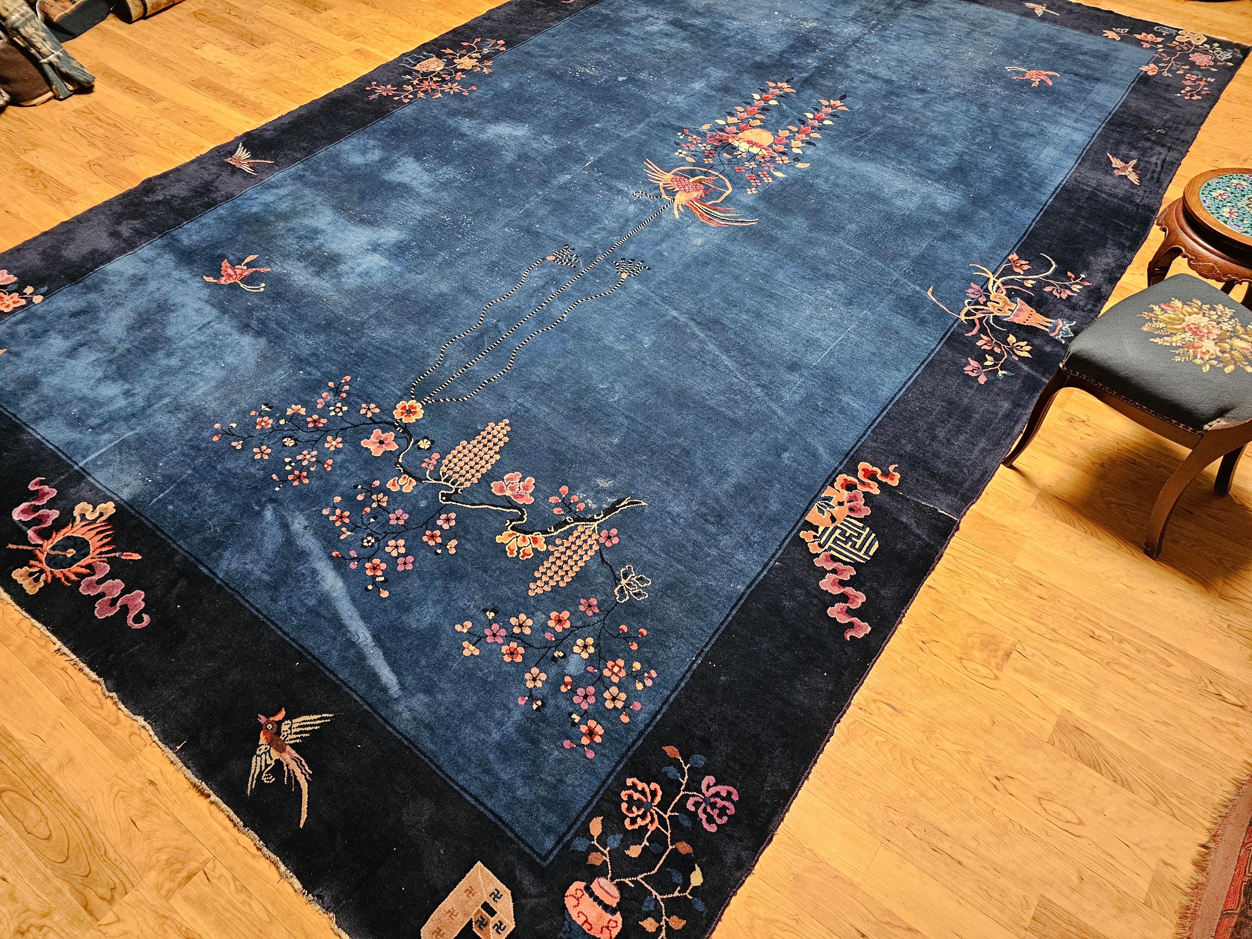 Alfombra china Art Decó vintage de gran tamaño en azul con fénix y motivos simbólicos en venta 8