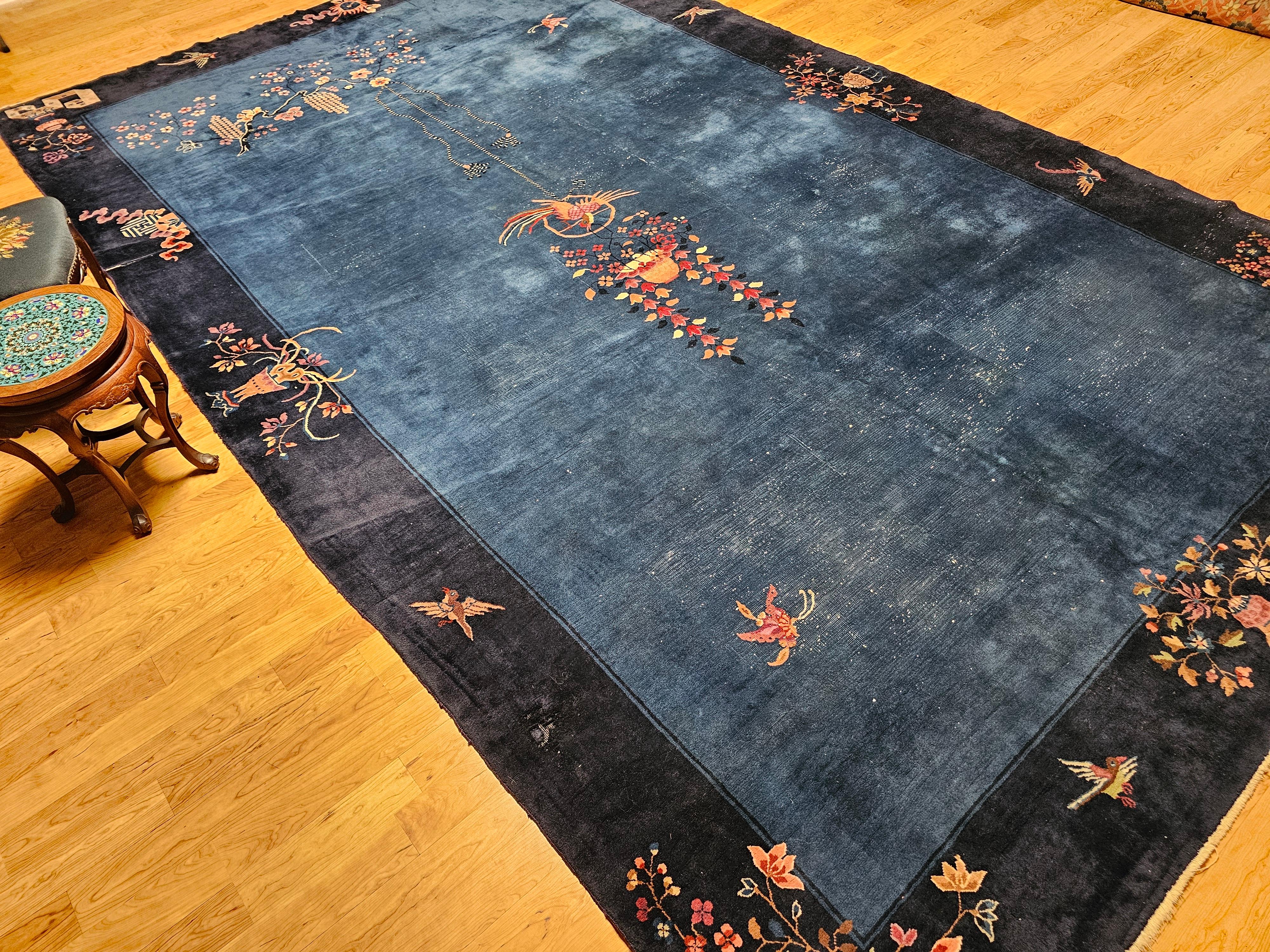 Alfombra china Art Decó vintage de gran tamaño en azul con fénix y motivos simbólicos en venta 9