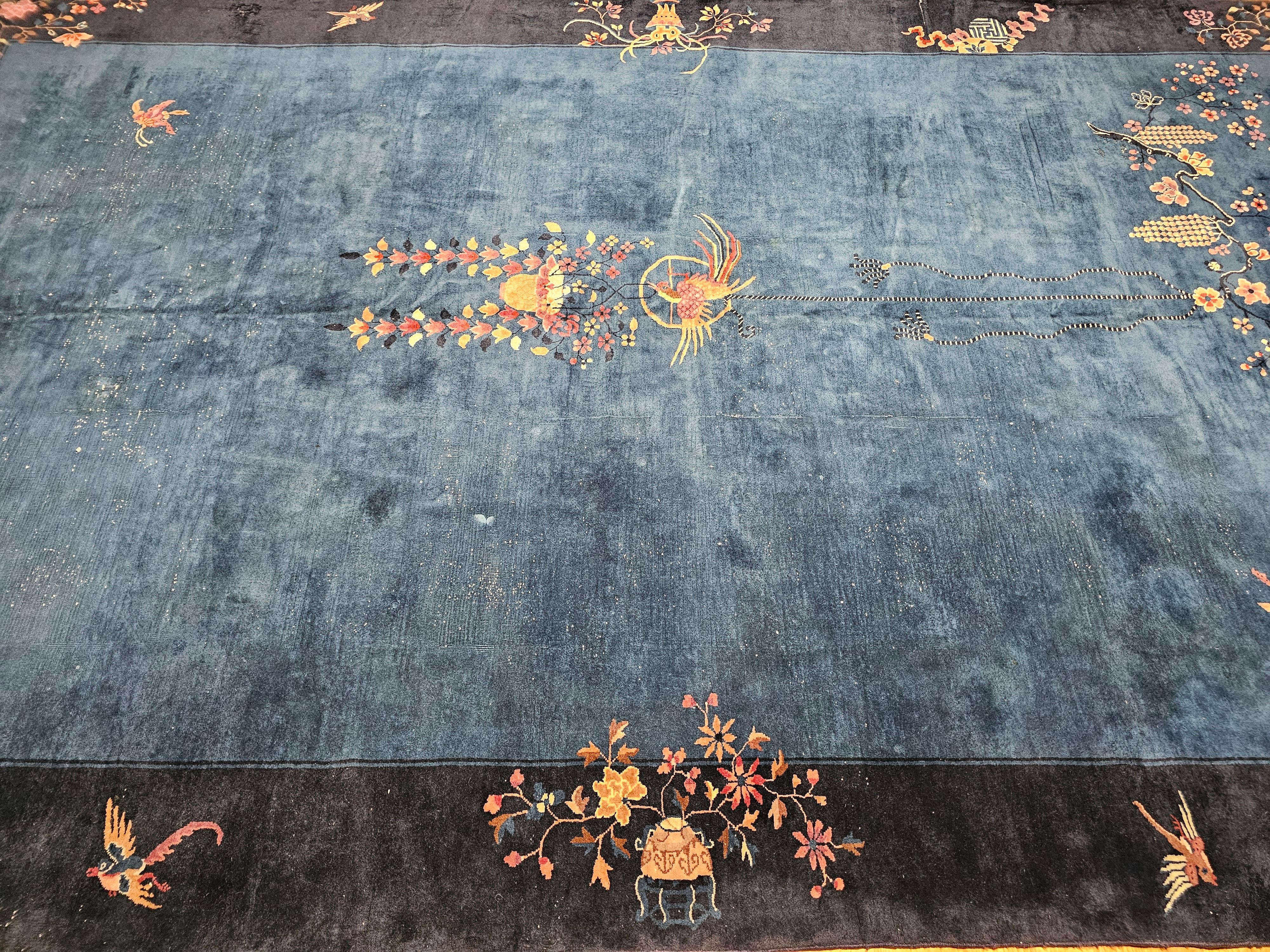 Alfombra china Art Decó vintage de gran tamaño en azul con fénix y motivos simbólicos en venta 11
