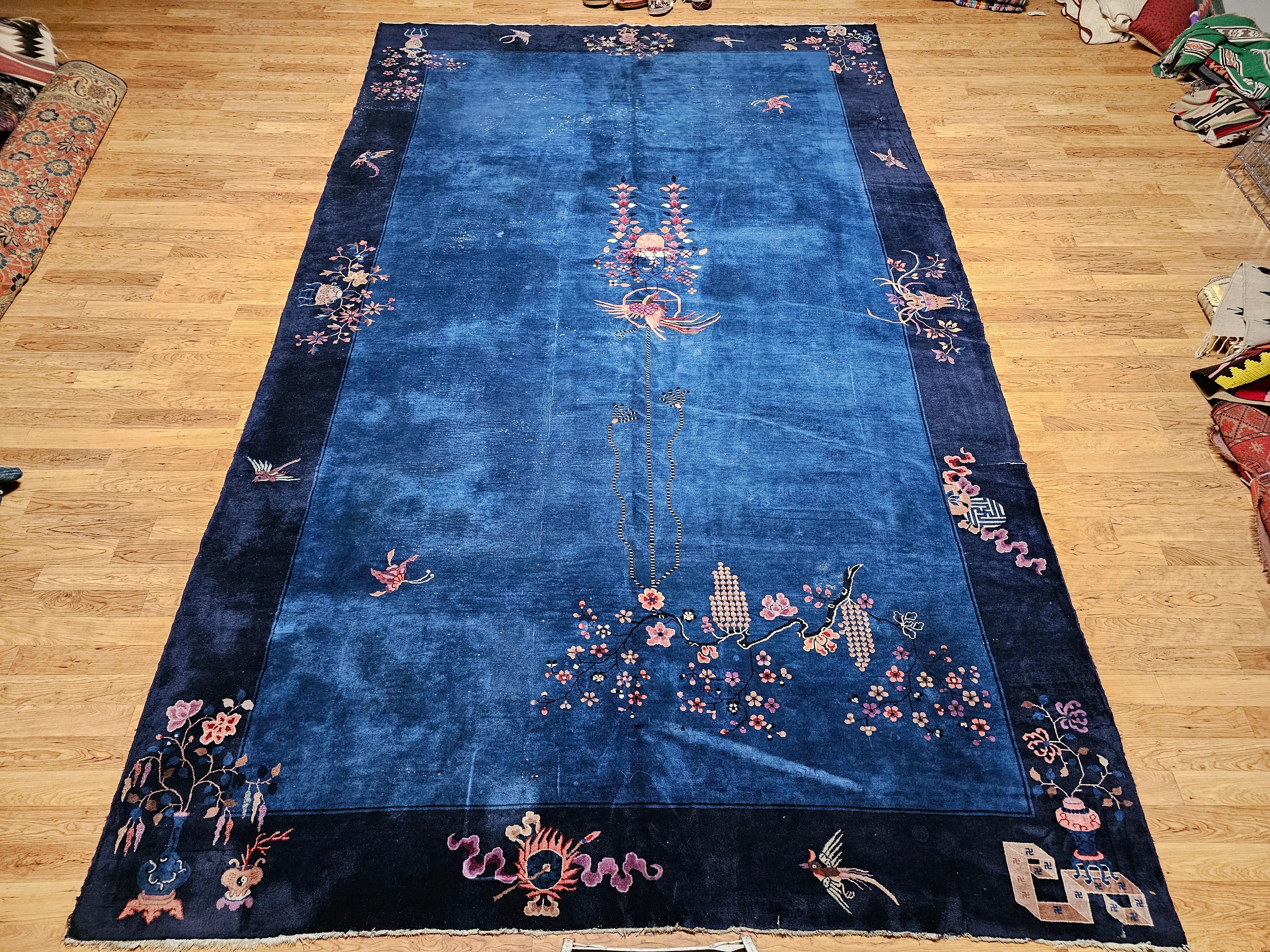 Alfombra china Art Decó vintage de gran tamaño en azul con fénix y motivos simbólicos en venta 12