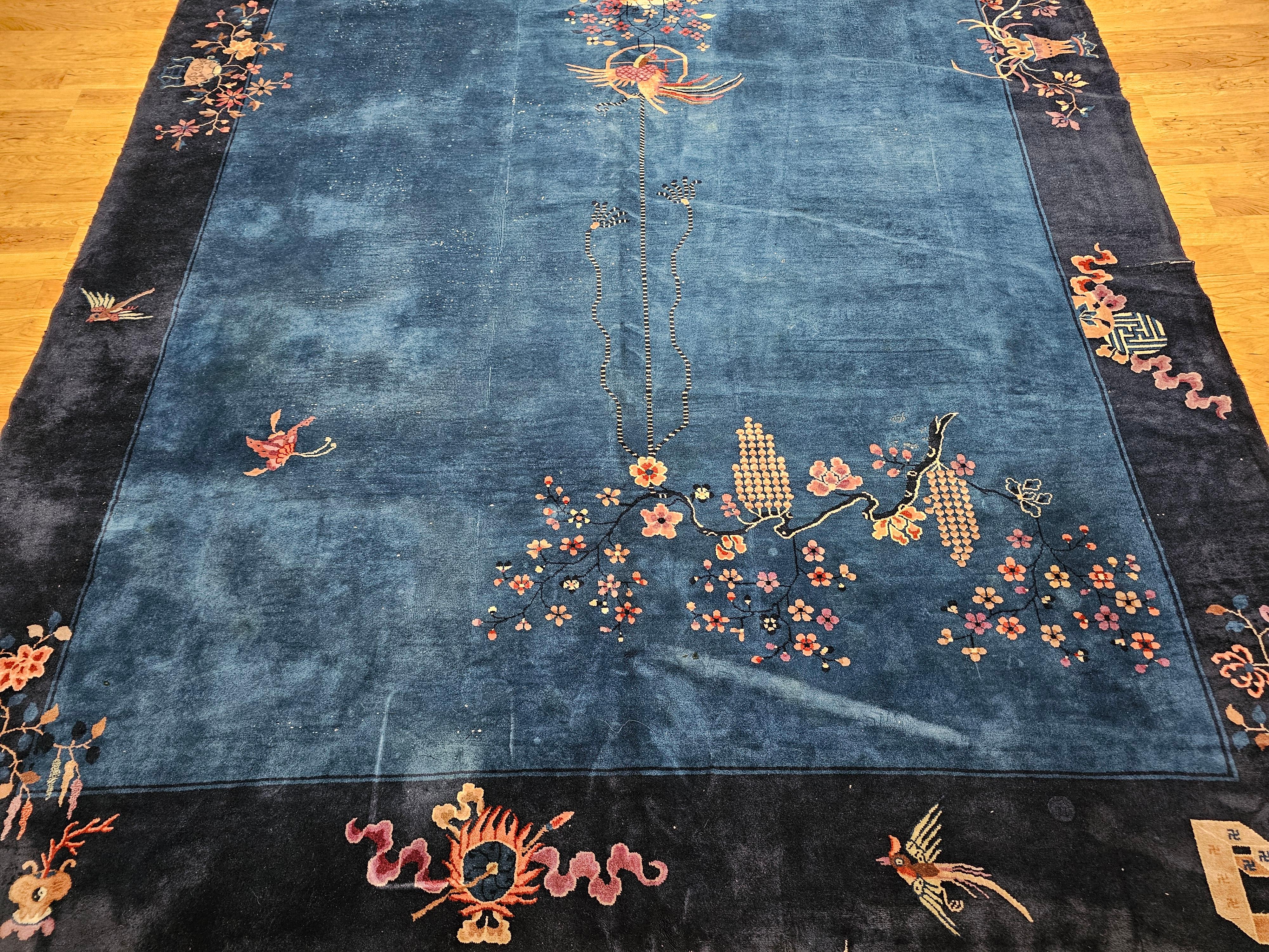 Alfombra china Art Decó vintage de gran tamaño en azul con fénix y motivos simbólicos Chino en venta