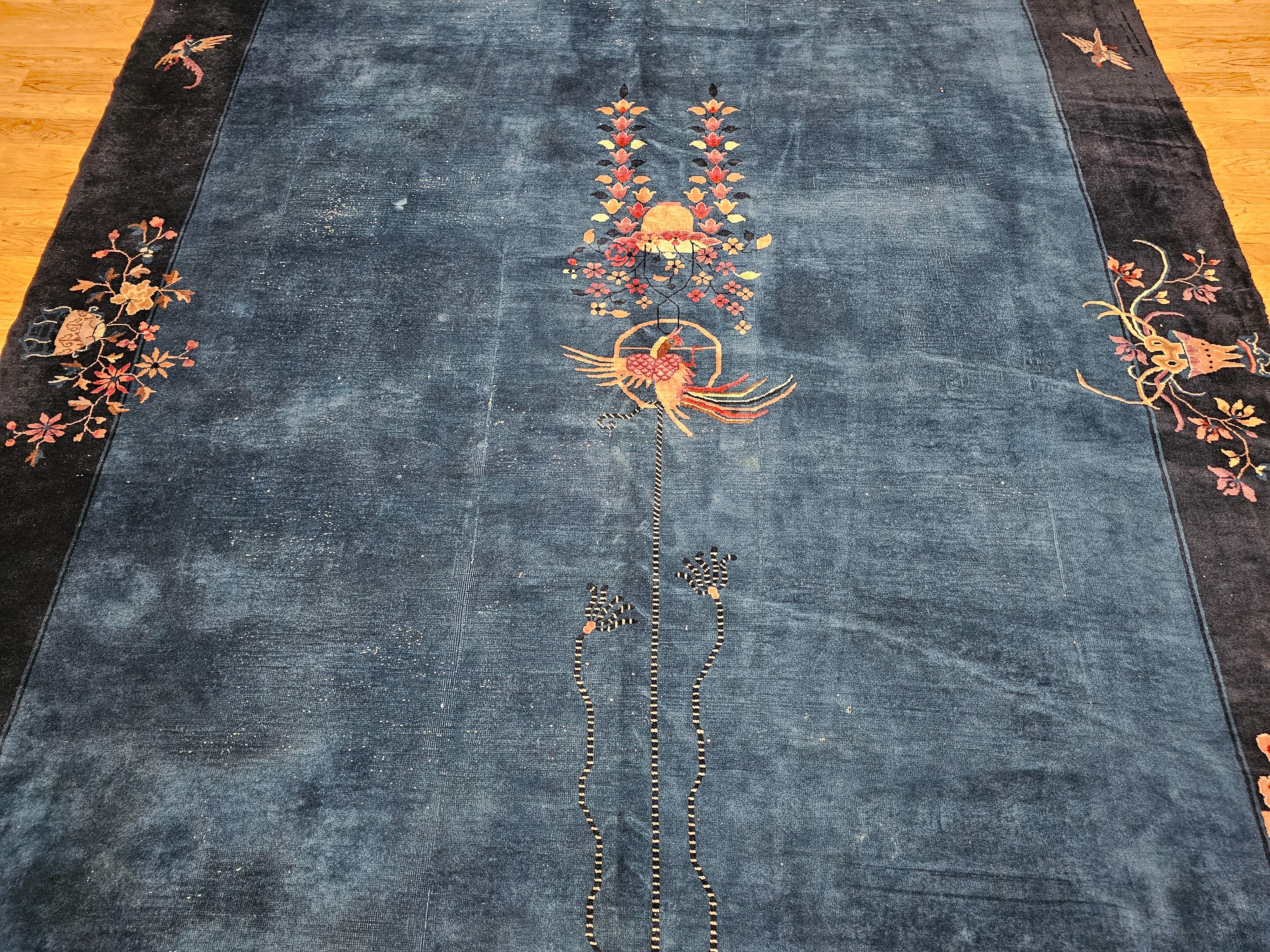 Alfombra china Art Decó vintage de gran tamaño en azul con fénix y motivos simbólicos Anudado a mano en venta