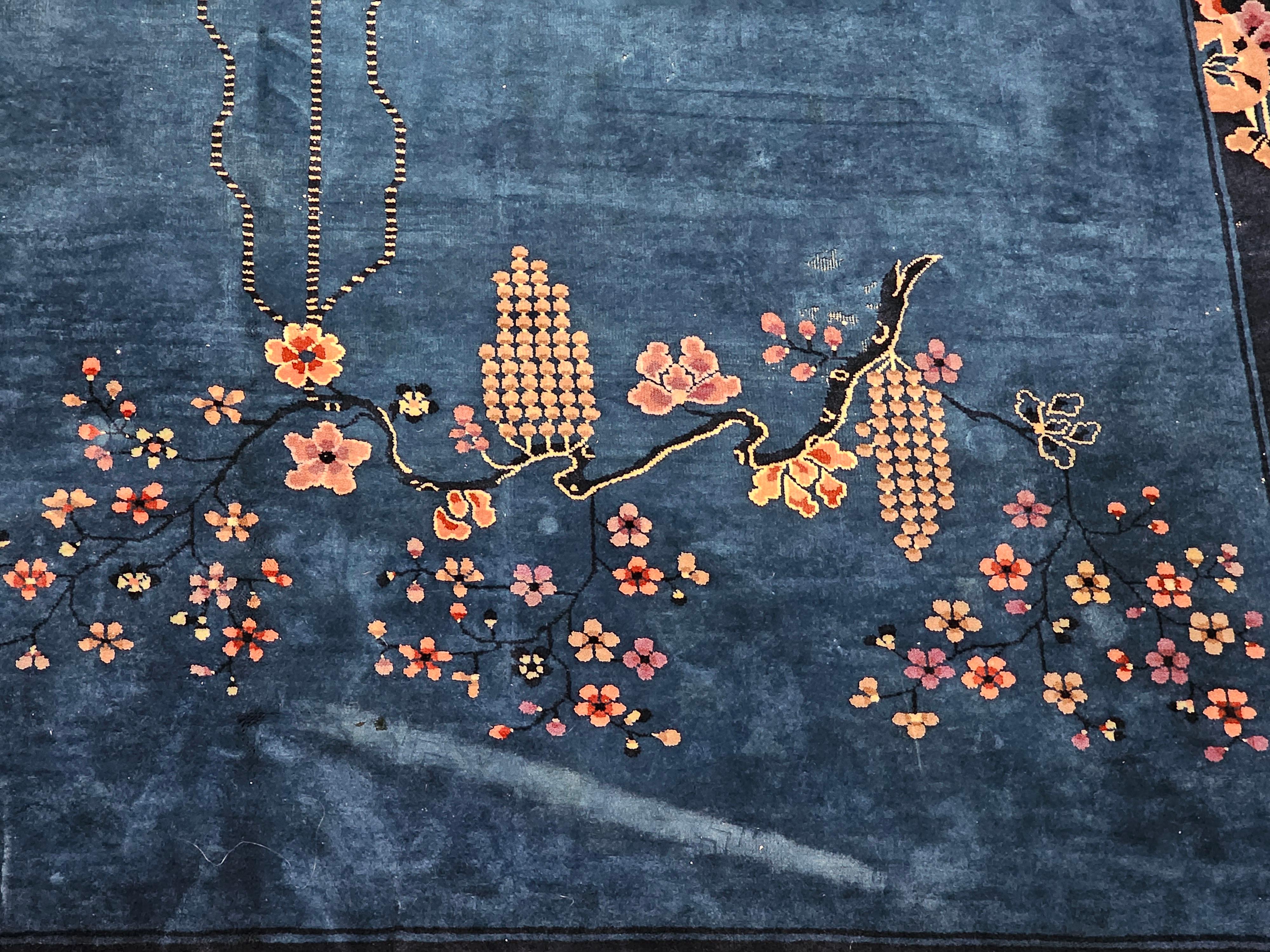 Alfombra china Art Decó vintage de gran tamaño en azul con fénix y motivos simbólicos siglo XX en venta