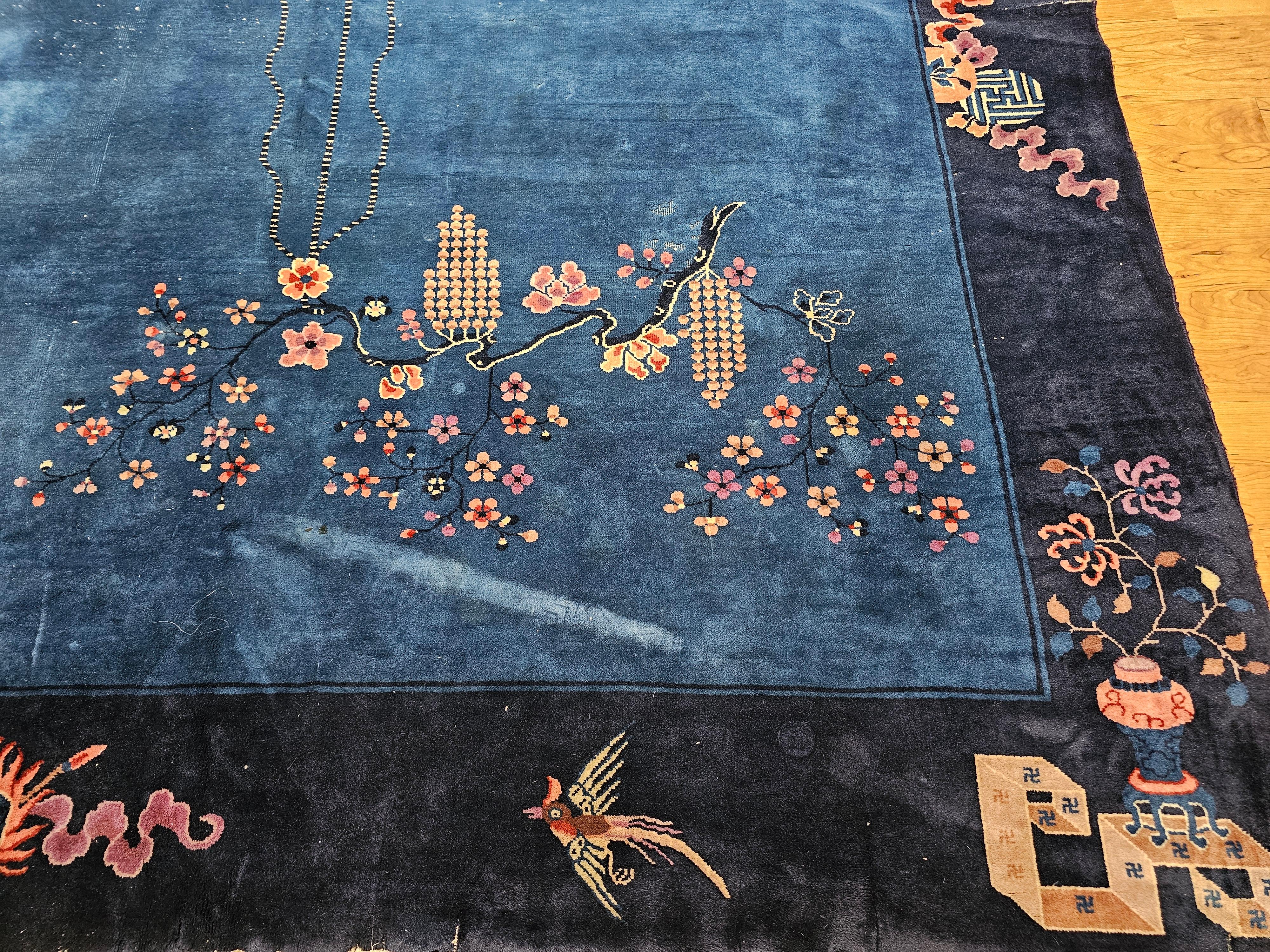 Alfombra china Art Decó vintage de gran tamaño en azul con fénix y motivos simbólicos en venta 1
