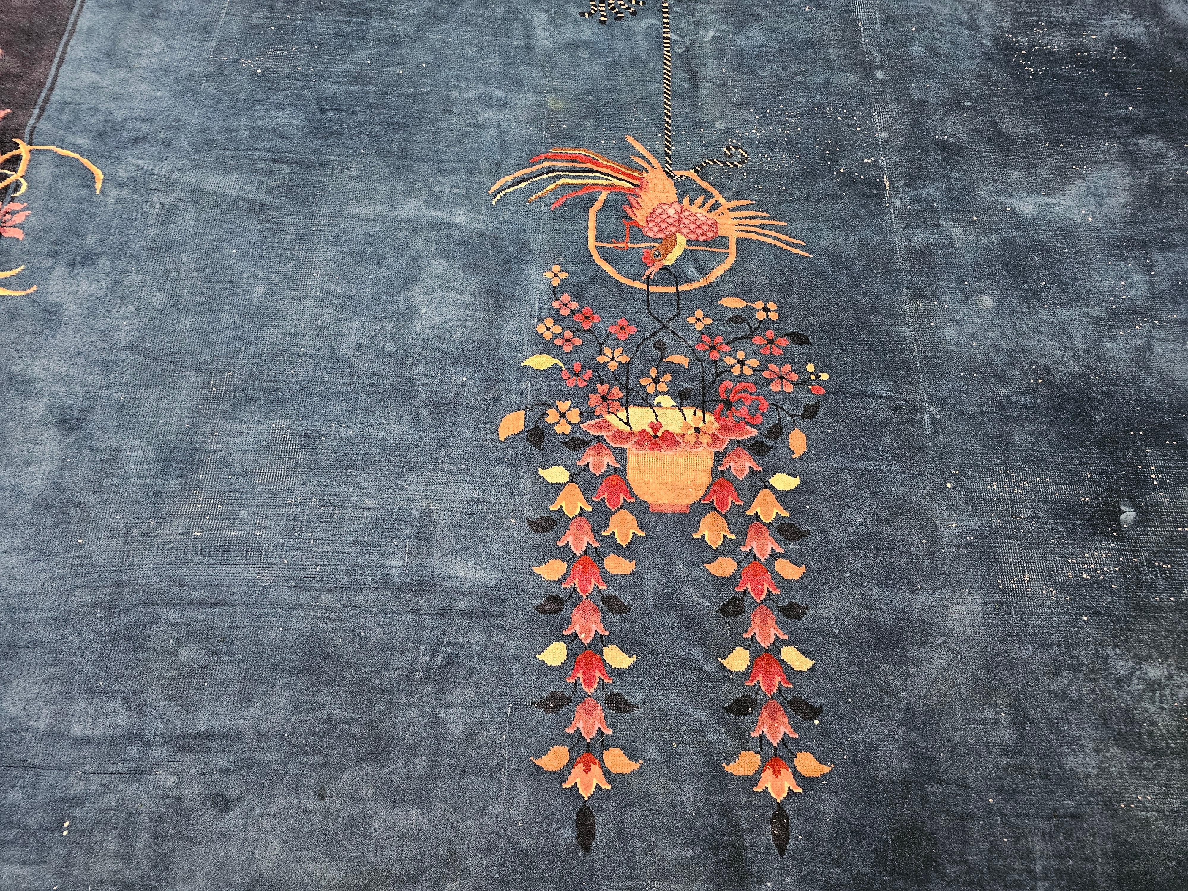 Alfombra china Art Decó vintage de gran tamaño en azul con fénix y motivos simbólicos en venta 2