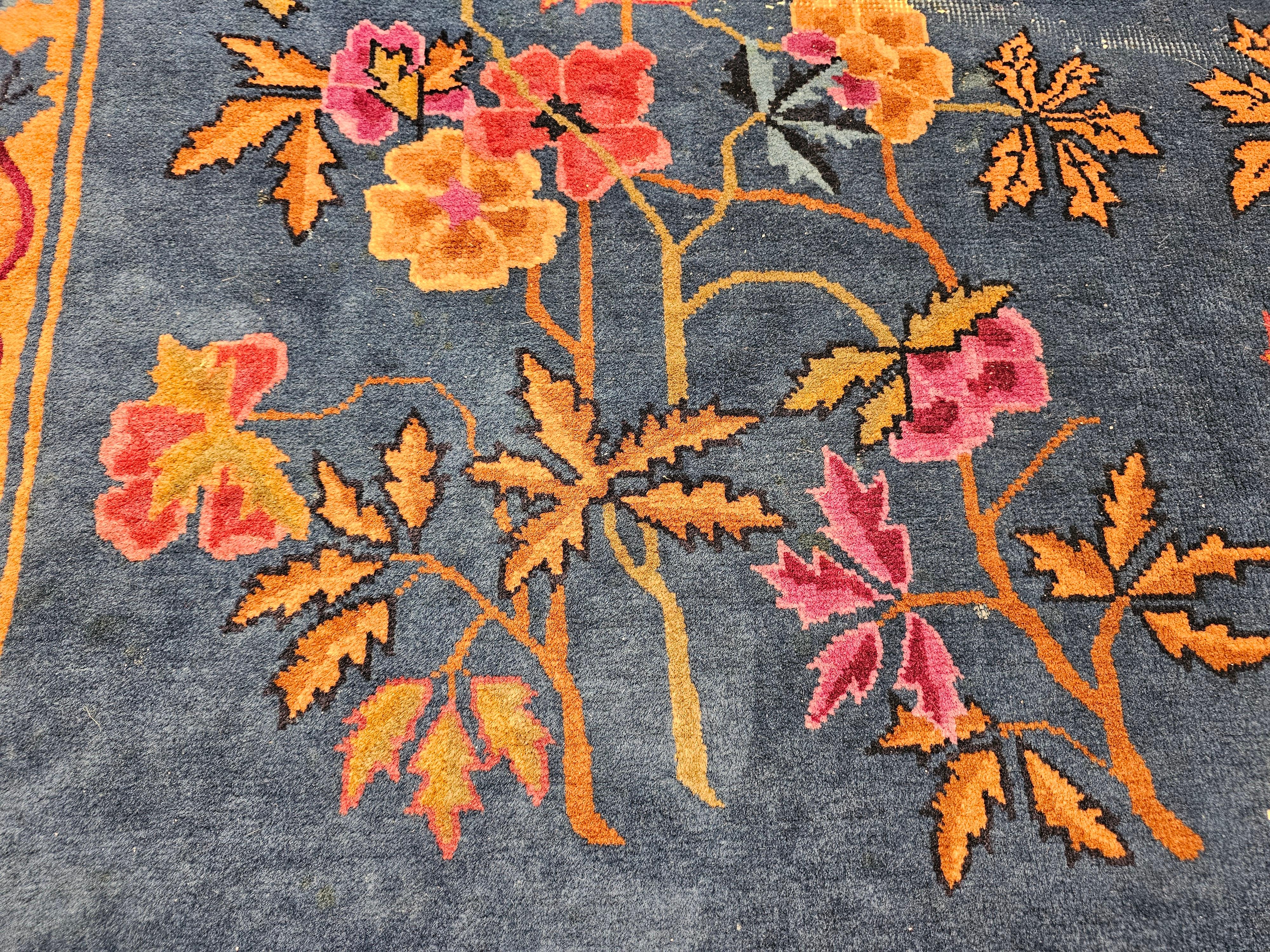Alfombra china Art Decó vintage de gran tamaño en azul francés, rosa, verde y rojo en venta 3