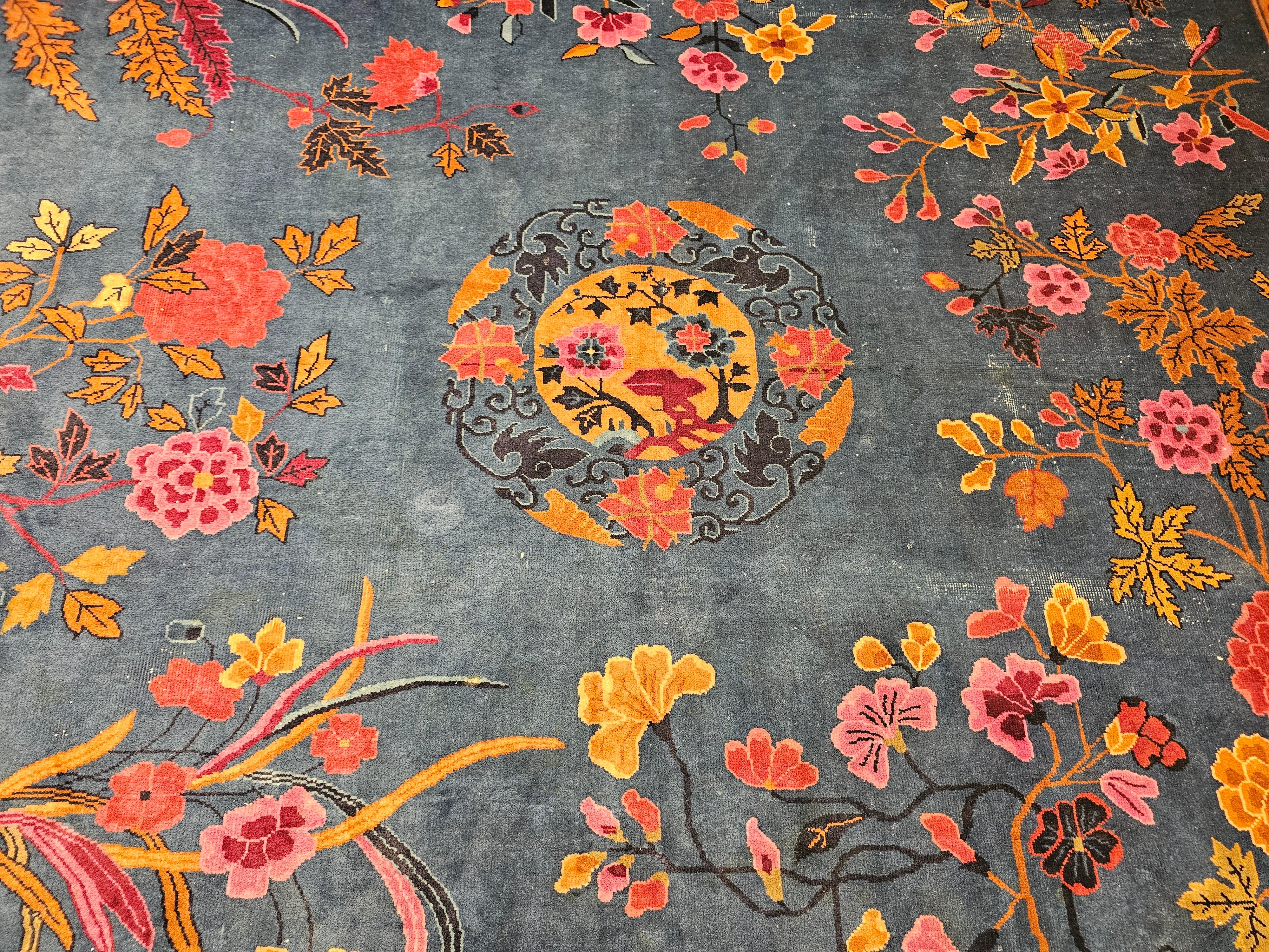 Alfombra china Art Decó vintage de gran tamaño en azul francés, rosa, verde y rojo en venta 4