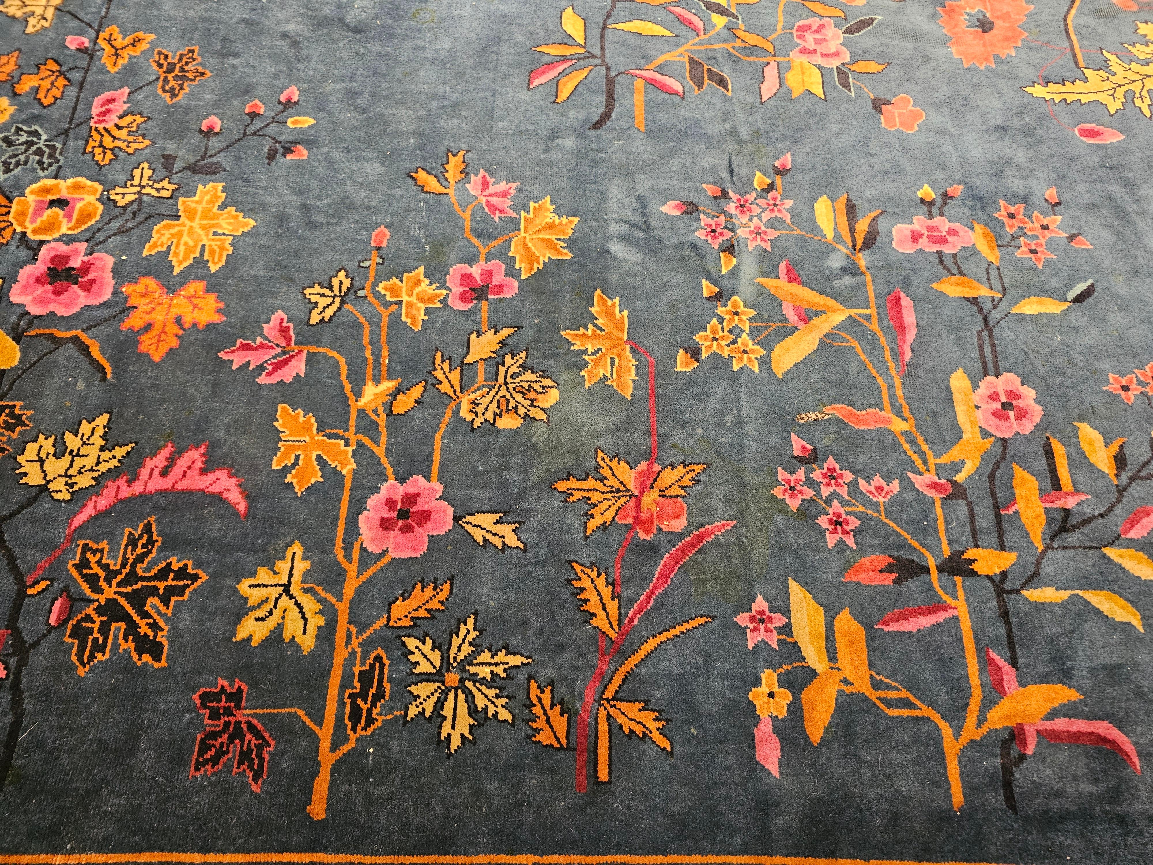 Alfombra china Art Decó vintage de gran tamaño en azul francés, rosa, verde y rojo en venta 6
