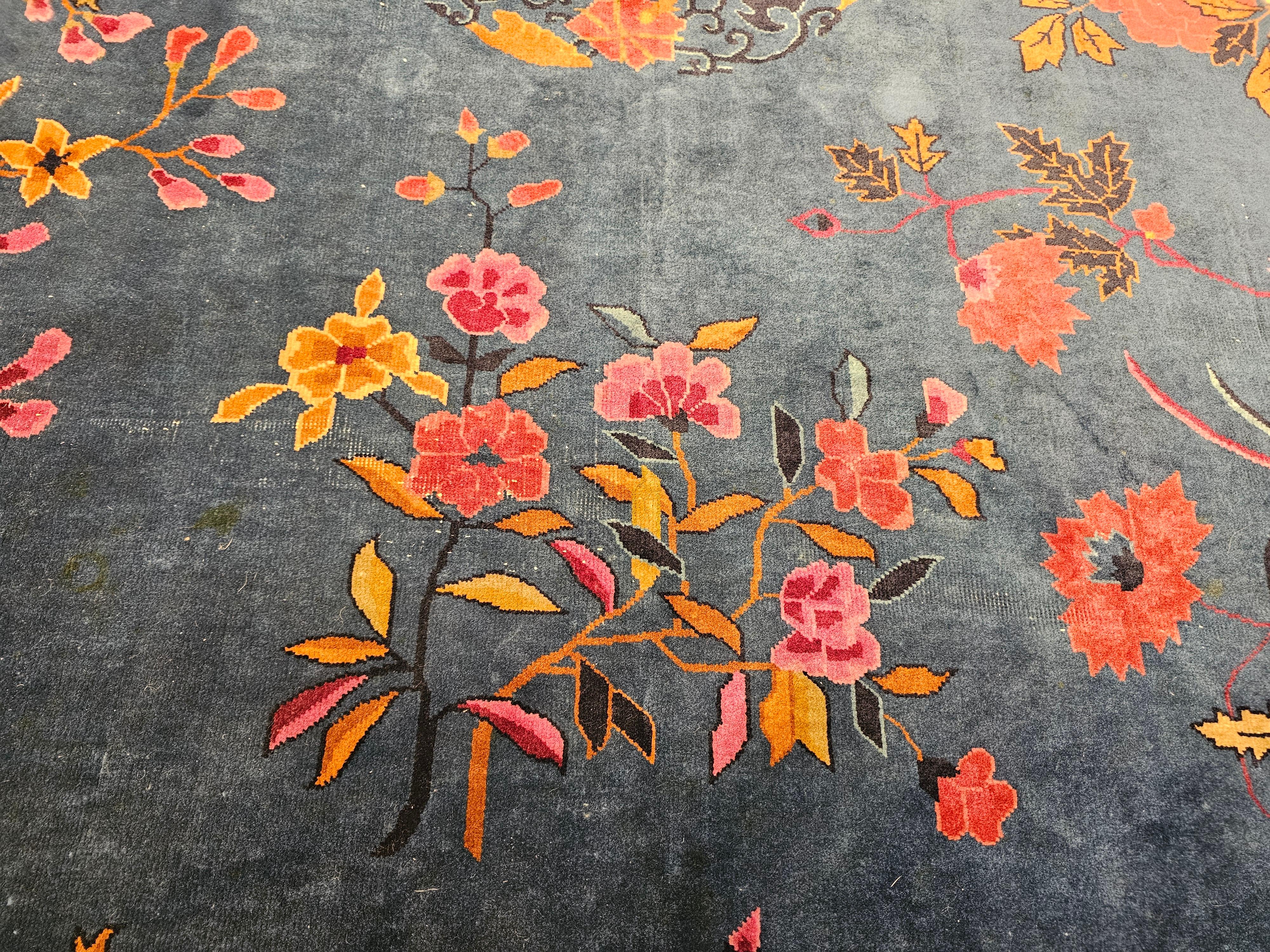 Alfombra china Art Decó vintage de gran tamaño en azul francés, rosa, verde y rojo en venta 7