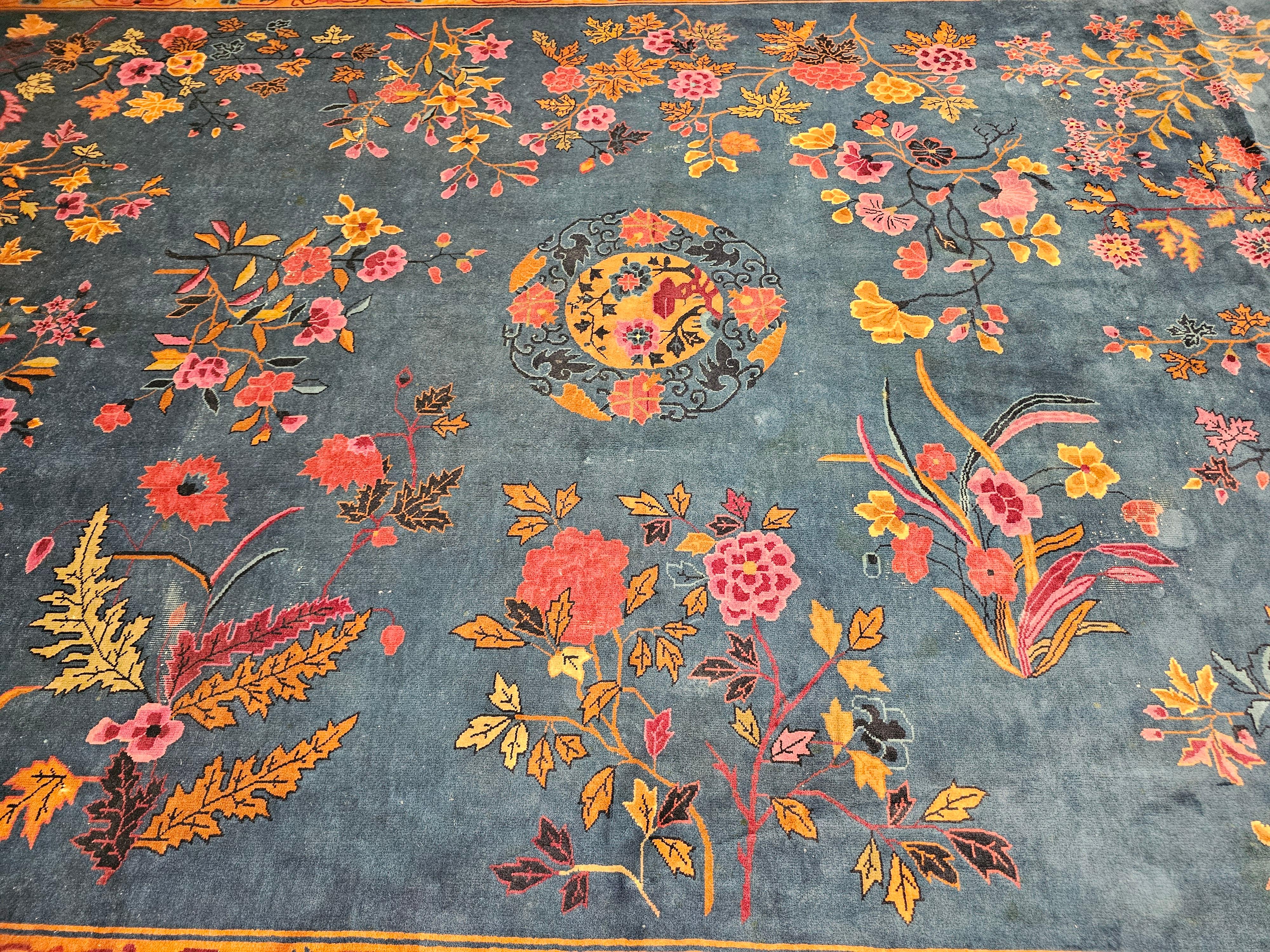 Alfombra china Art Decó vintage de gran tamaño en azul francés, rosa, verde y rojo en venta 8