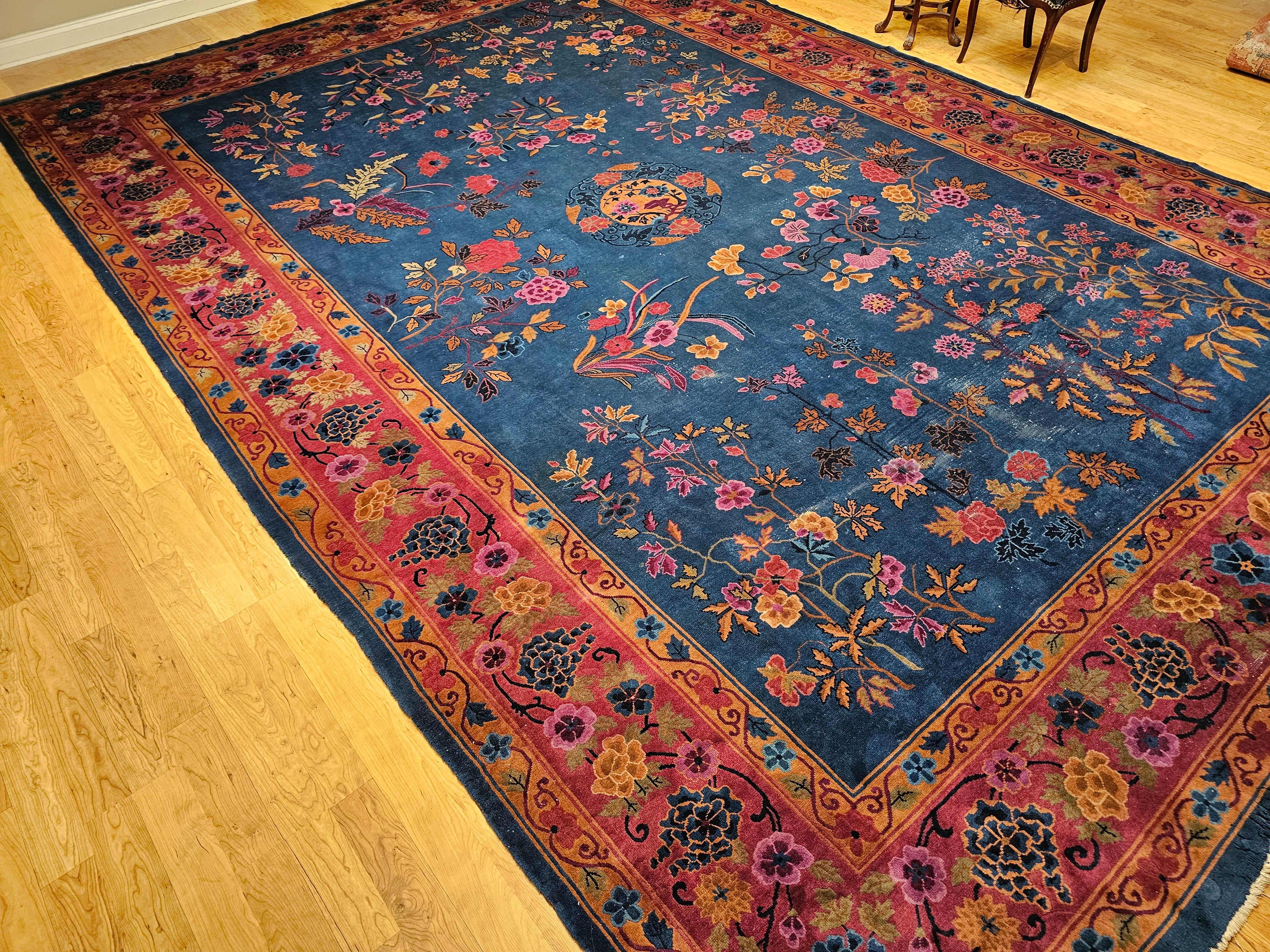 Alfombra china Art Decó vintage de gran tamaño en azul francés, rosa, verde y rojo en venta 9