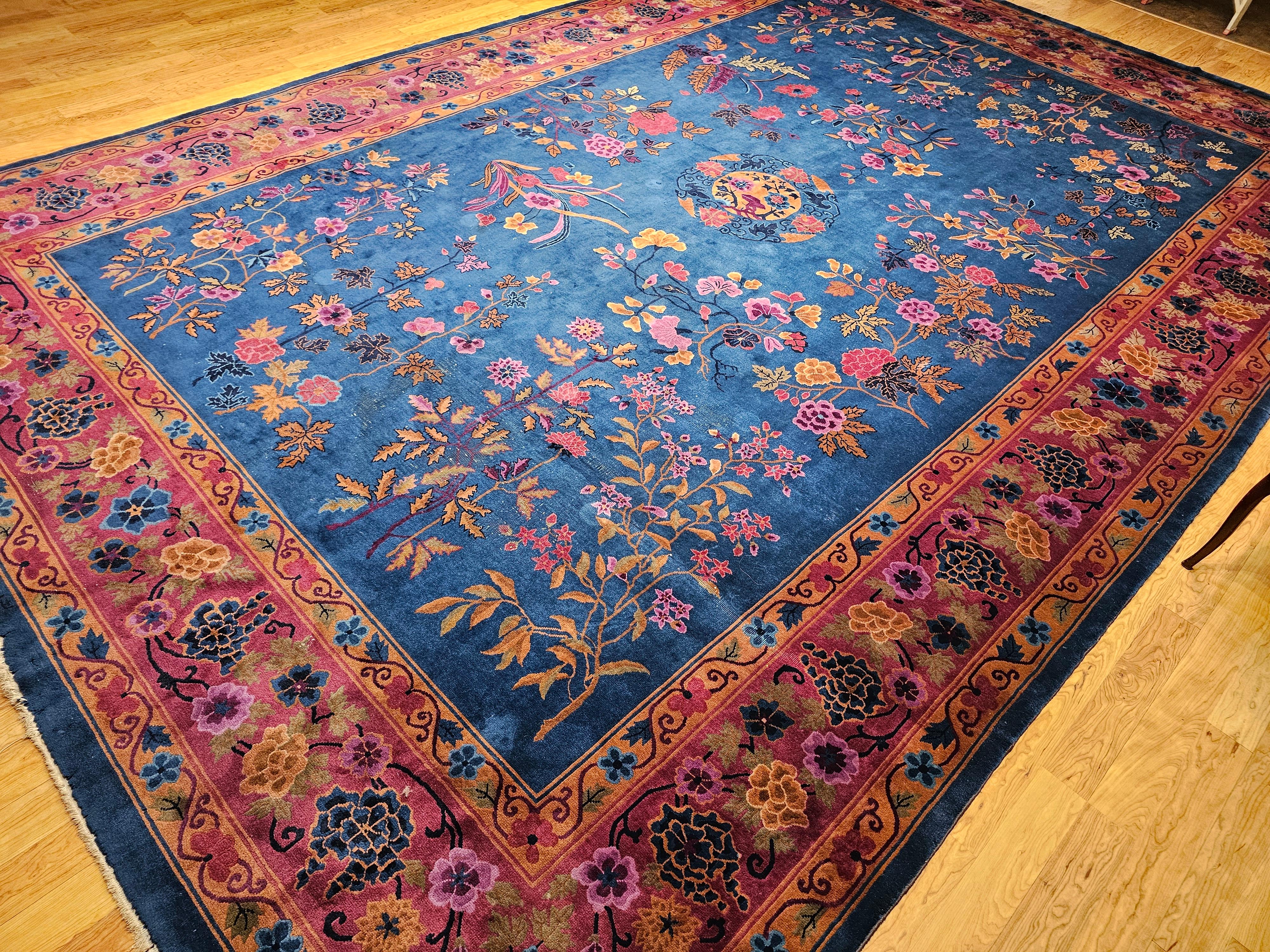 Alfombra china Art Decó vintage de gran tamaño en azul francés, rosa, verde y rojo en venta 10