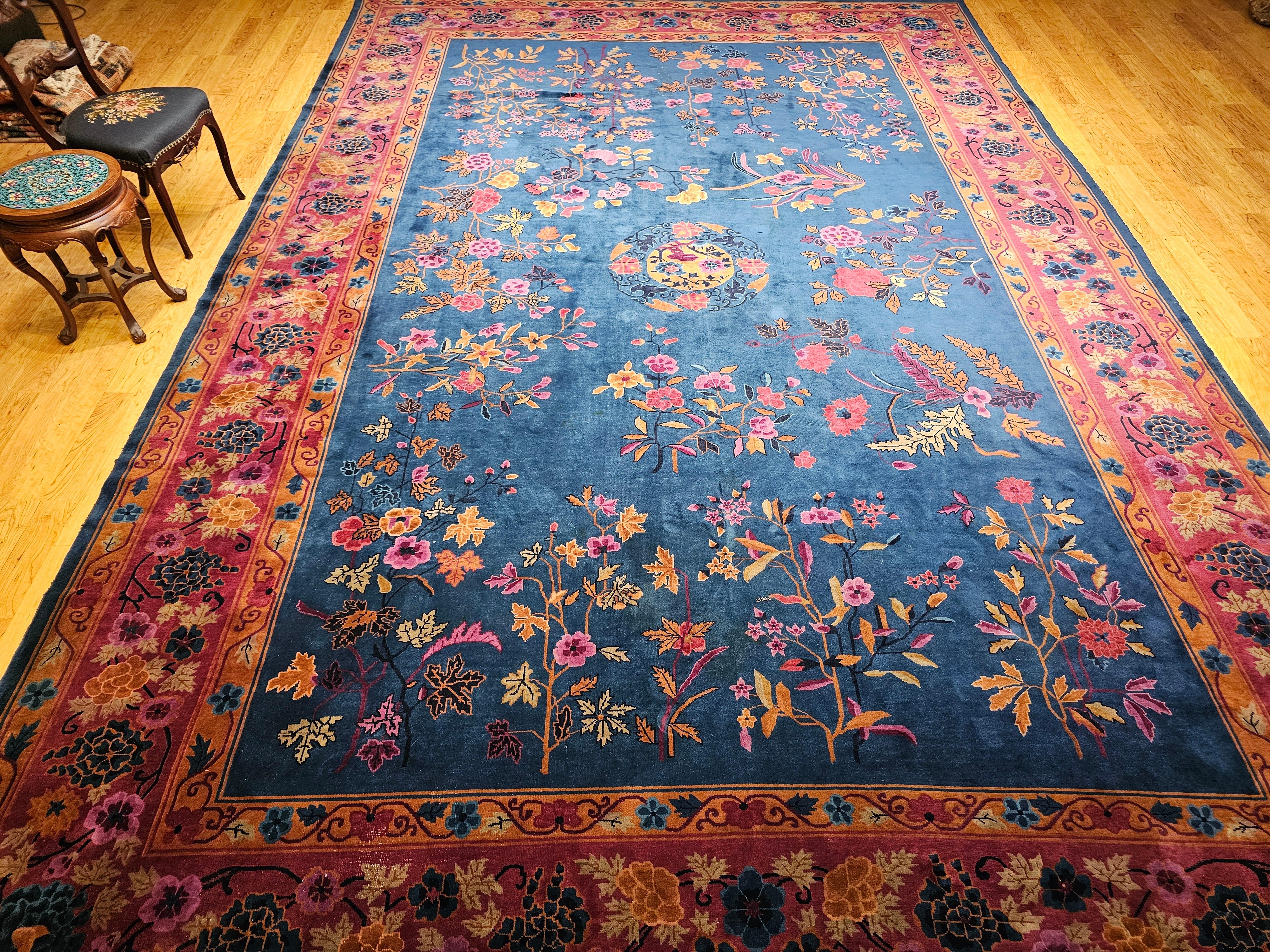 Alfombra china Art Decó vintage de gran tamaño en azul francés, rosa, verde y rojo en venta 11