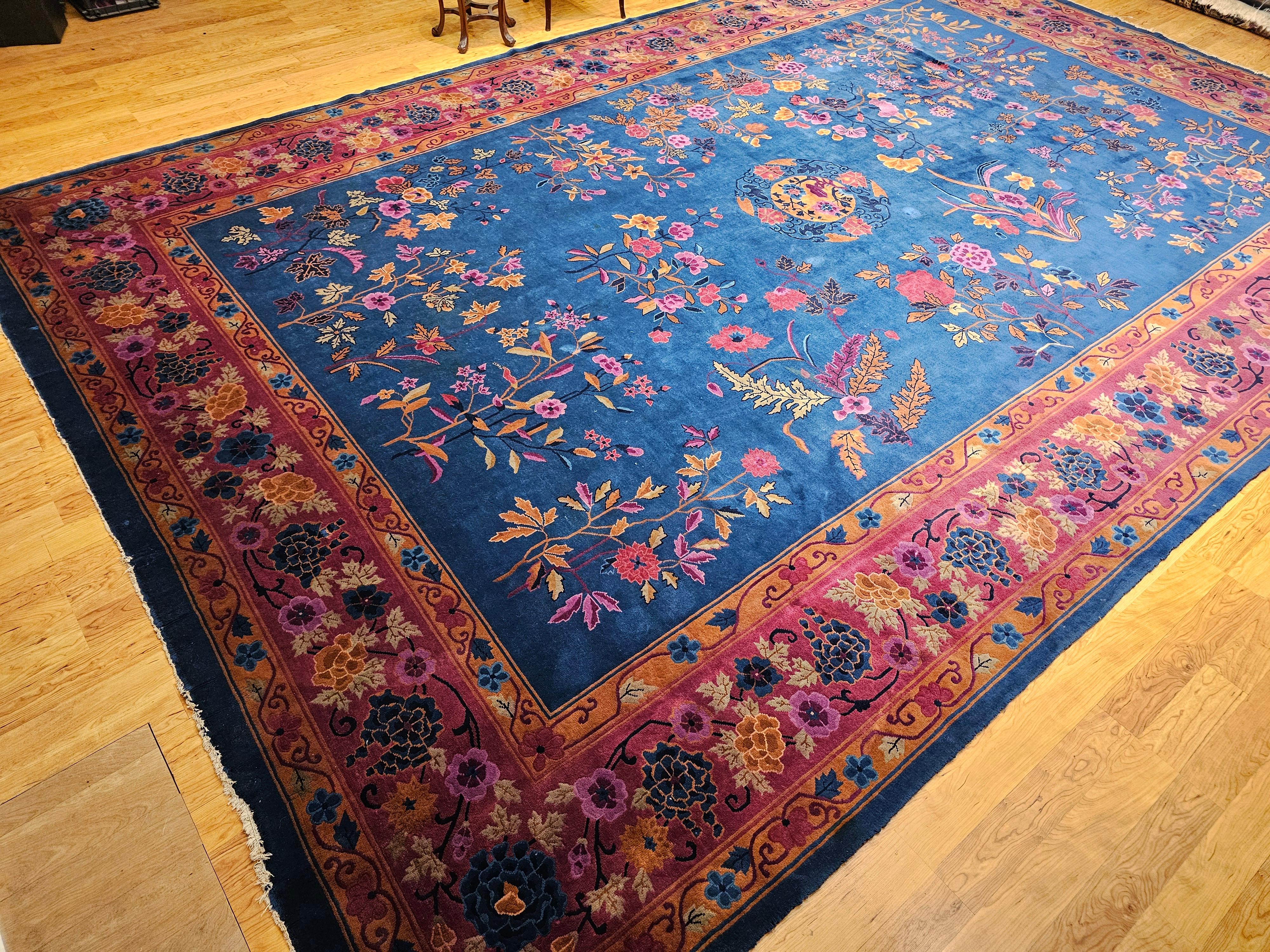 Alfombra china Art Decó vintage de gran tamaño en azul francés, rosa, verde y rojo en venta 12