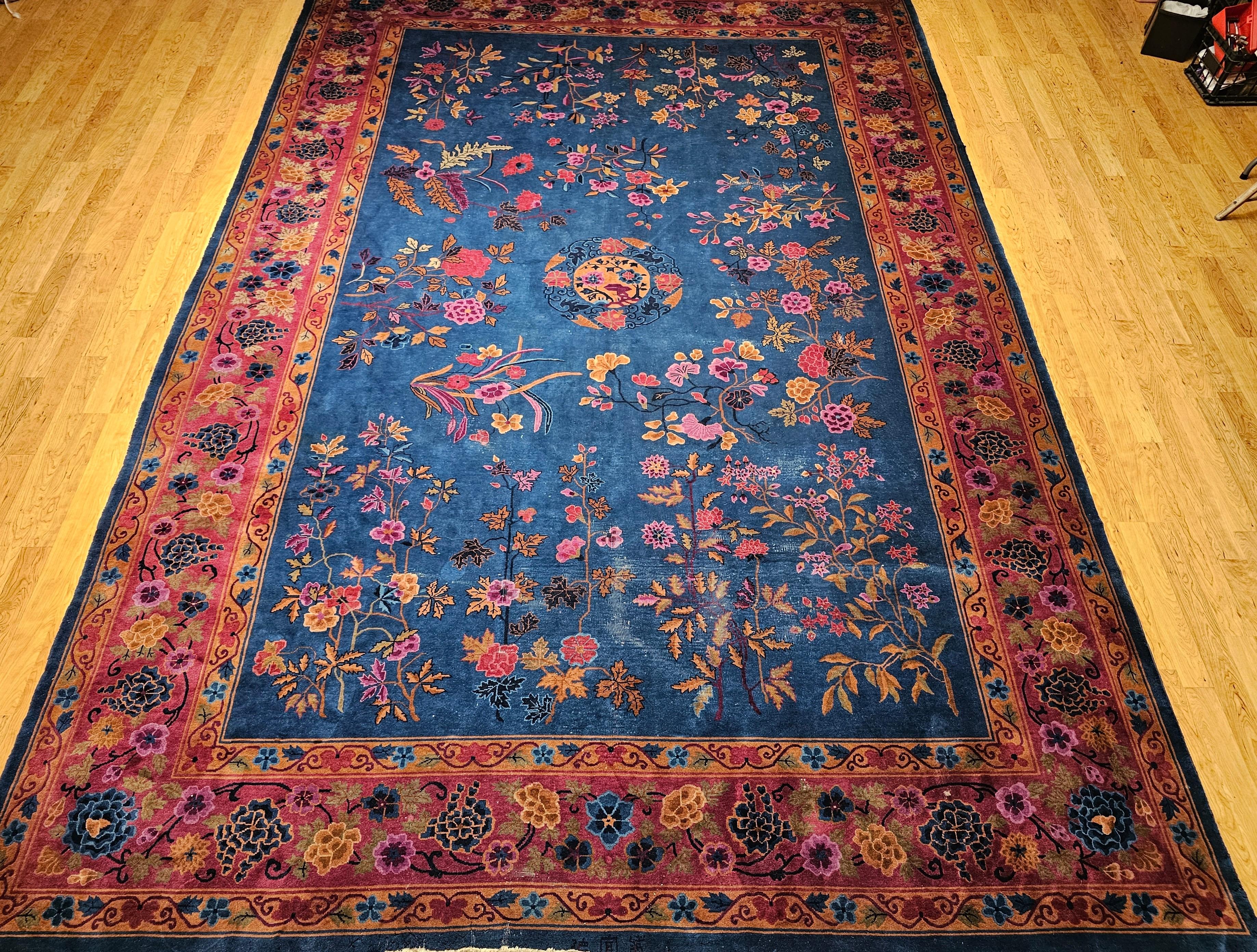 Descubre la cautivadora elegancia de esta Alfombra Art Decó China Vintage Oversize de principios del siglo XX, un ejemplo verdaderamente impresionante de arte anudado a mano de principios del siglo XX. Esta magnífica alfombra del tamaño de una