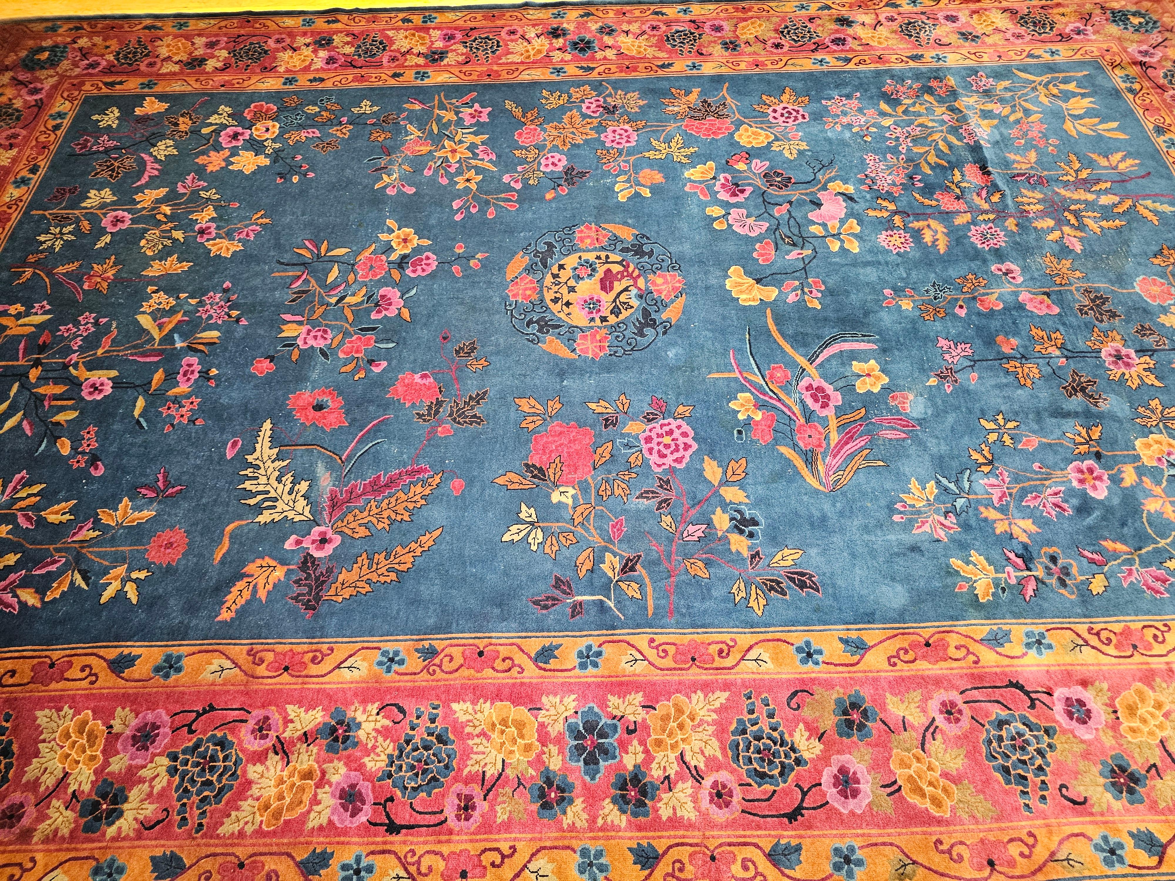 Alfombra china Art Decó vintage de gran tamaño en azul francés, rosa, verde y rojo en venta 13