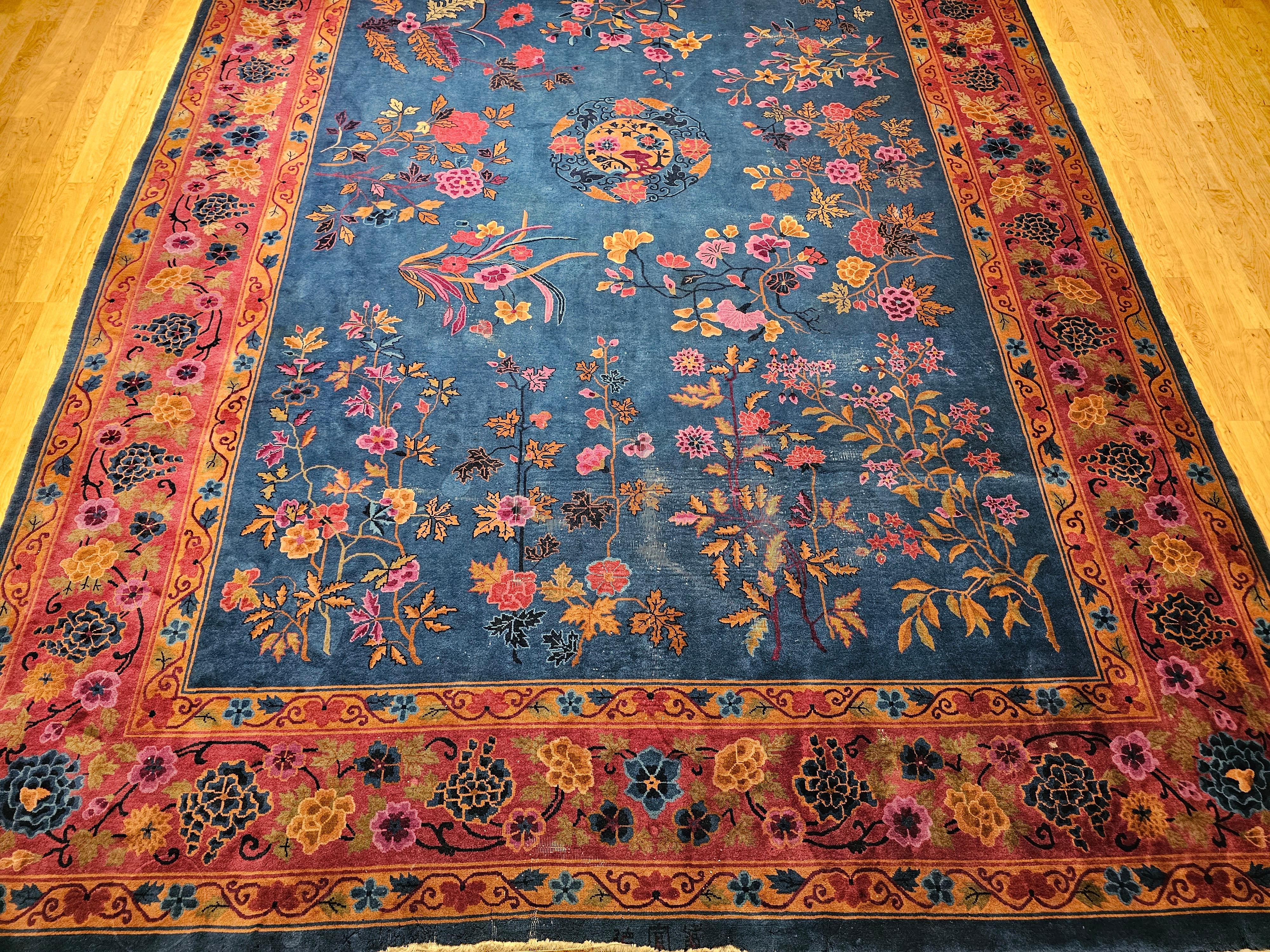 Alfombra china Art Decó vintage de gran tamaño en azul francés, rosa, verde y rojo Chino en venta