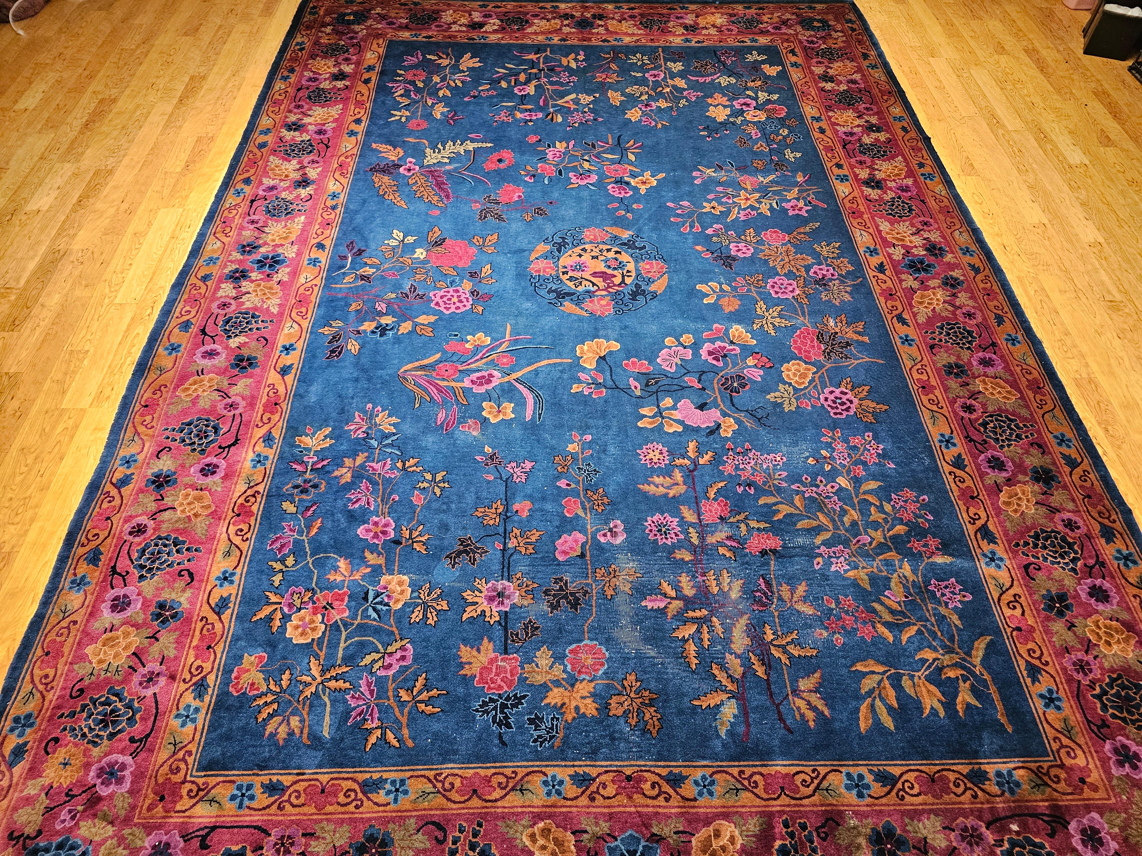 Alfombra china Art Decó vintage de gran tamaño en azul francés, rosa, verde y rojo Tejido a mano en venta