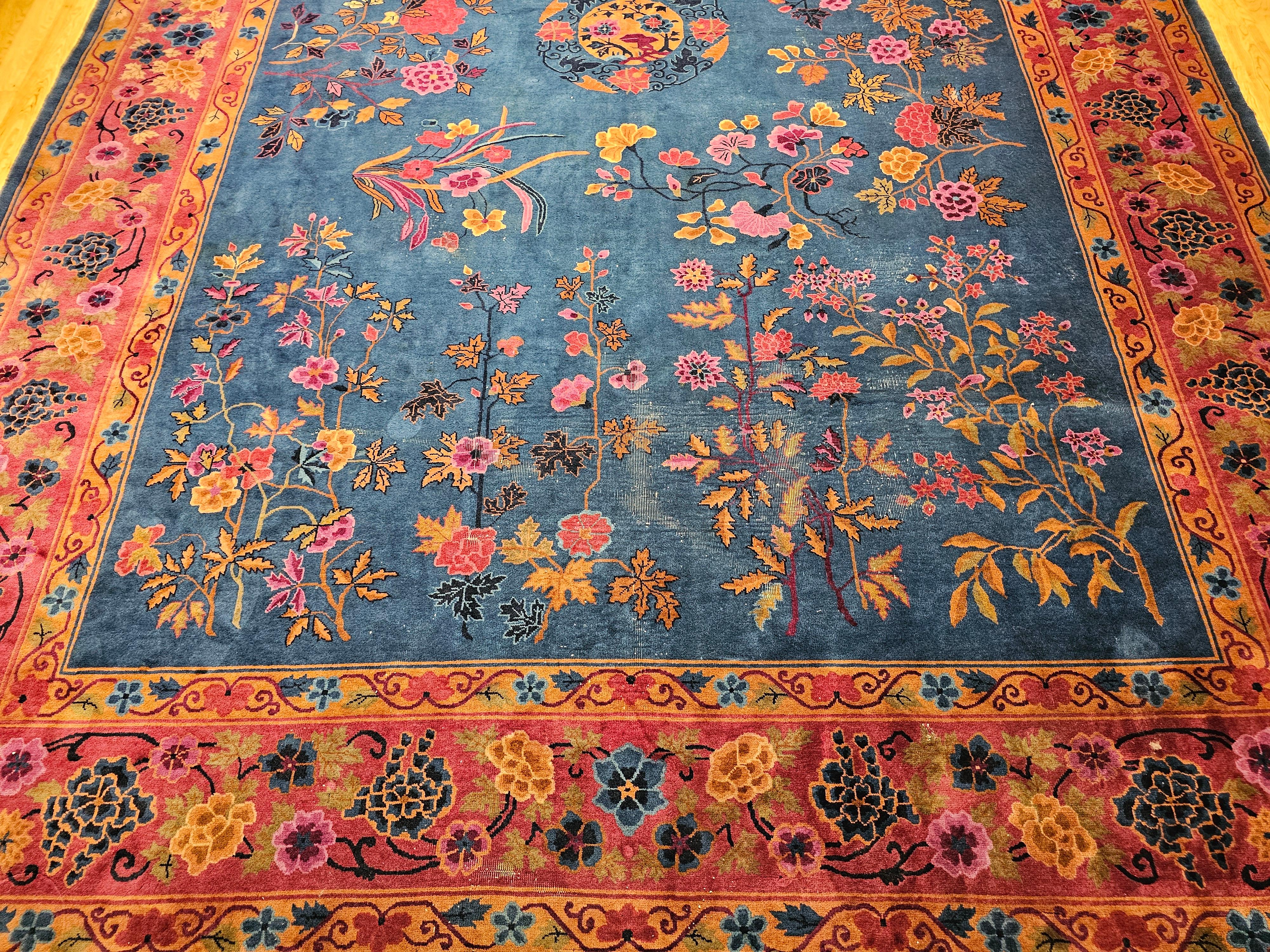 Alfombra china Art Decó vintage de gran tamaño en azul francés, rosa, verde y rojo en Bueno estado para la venta en Barrington, IL