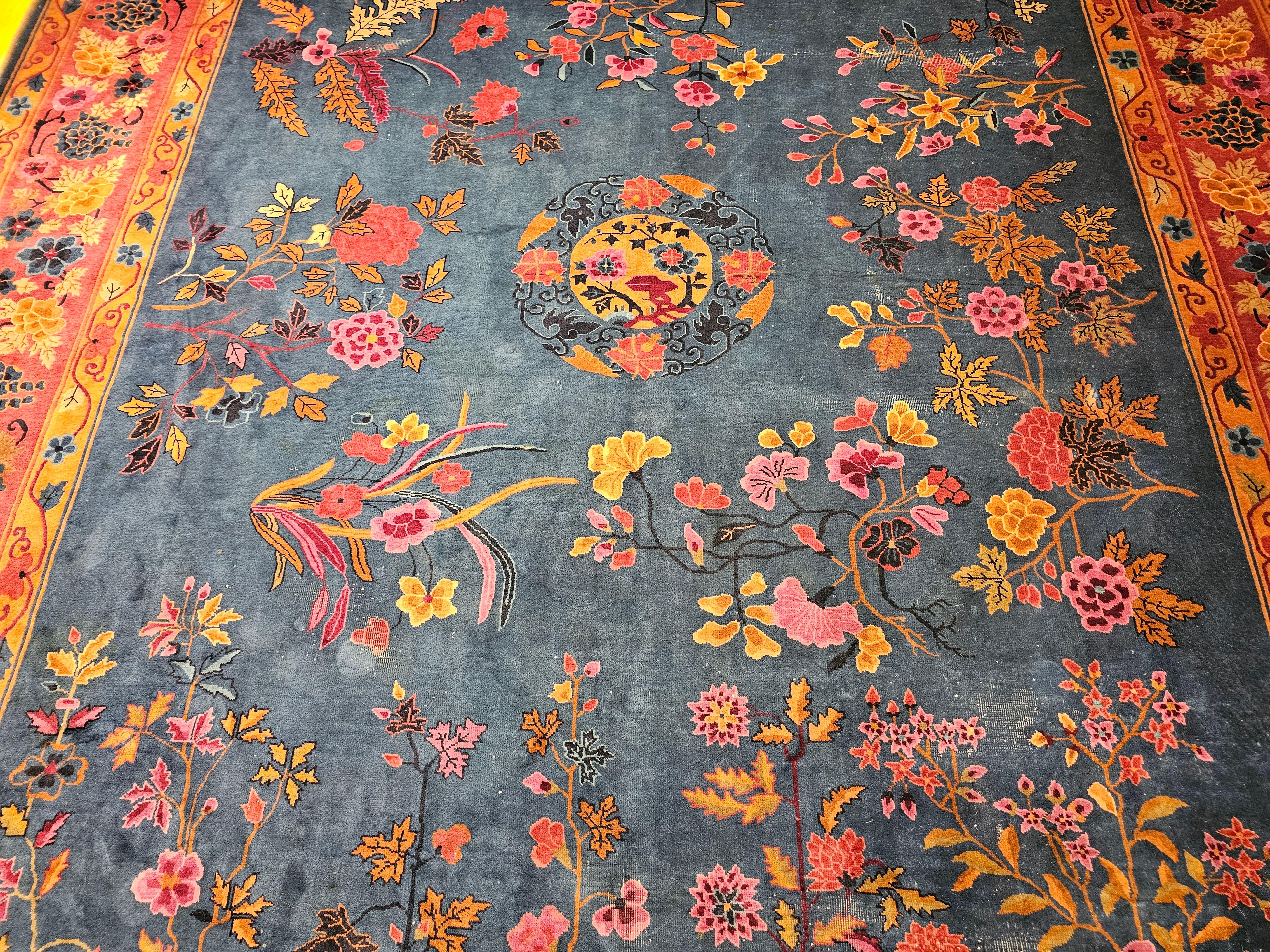 Alfombra china Art Decó vintage de gran tamaño en azul francés, rosa, verde y rojo siglo XX en venta
