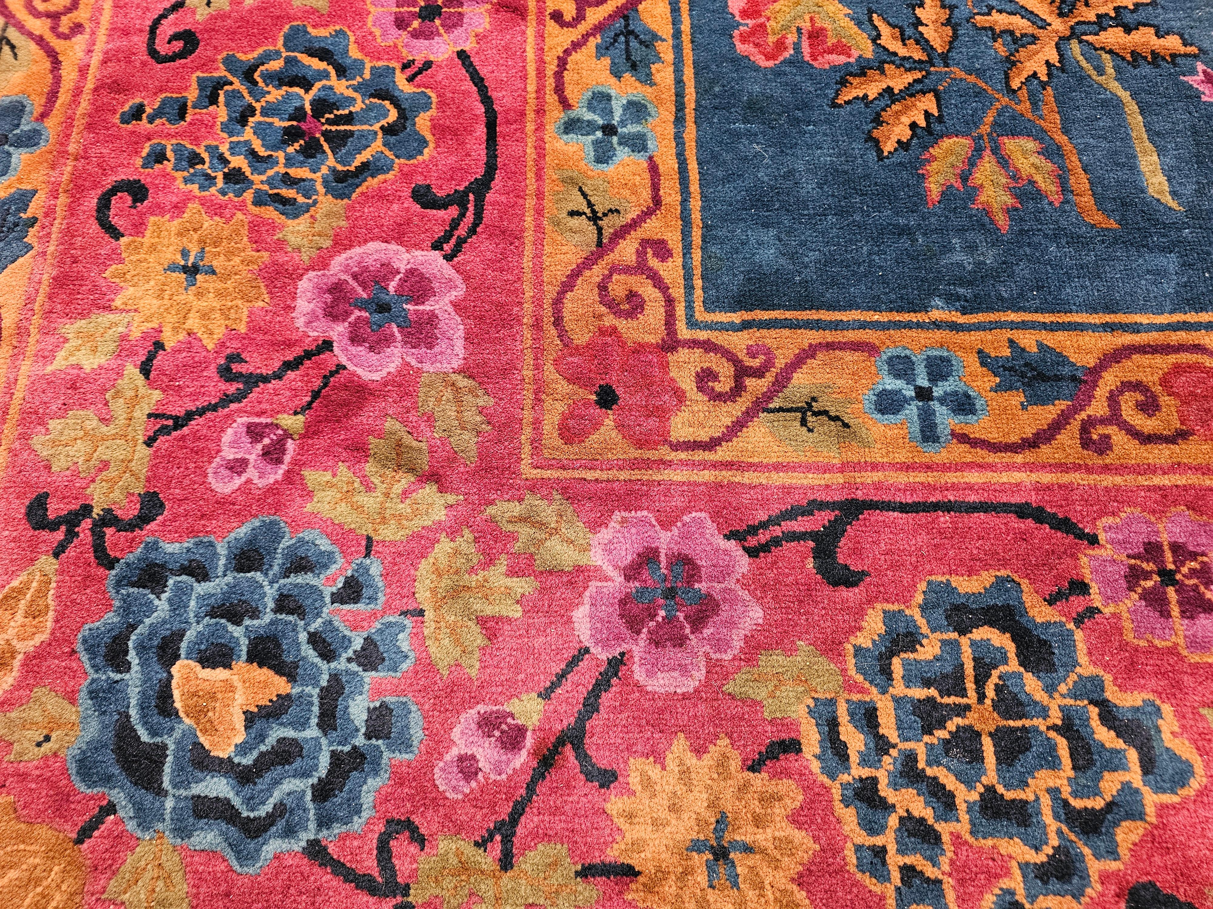 Alfombra china Art Decó vintage de gran tamaño en azul francés, rosa, verde y rojo en venta 2