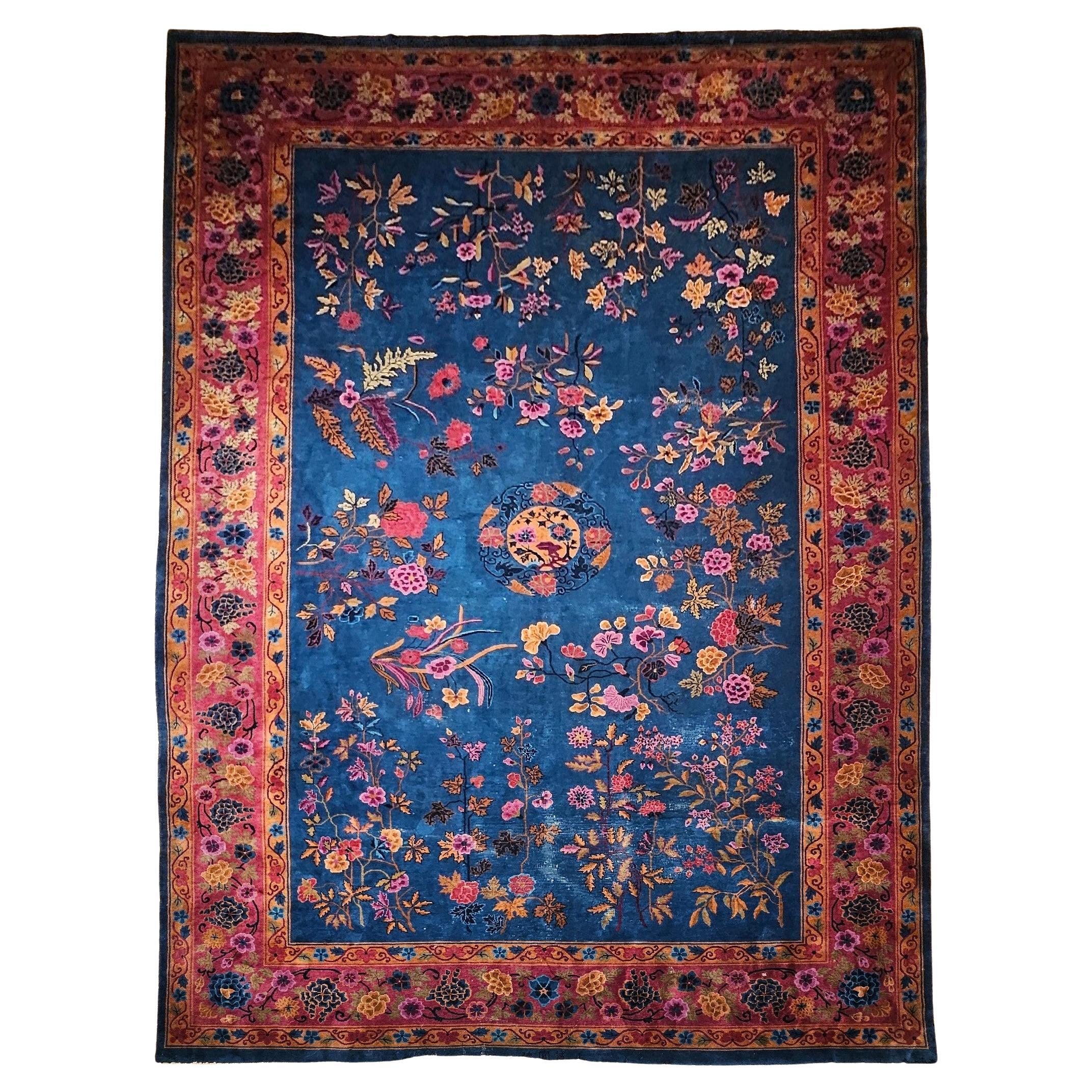 Tappeto vintage oversize in stile Art Déco cinese in blu francese, rosa, verde, rosso