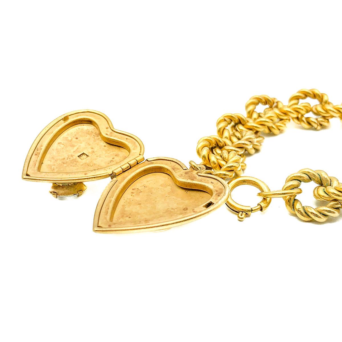Médaillon vintage surdimensionné en forme de cœur avec bracelet à breloques épais des années 1980 Unisexe en vente