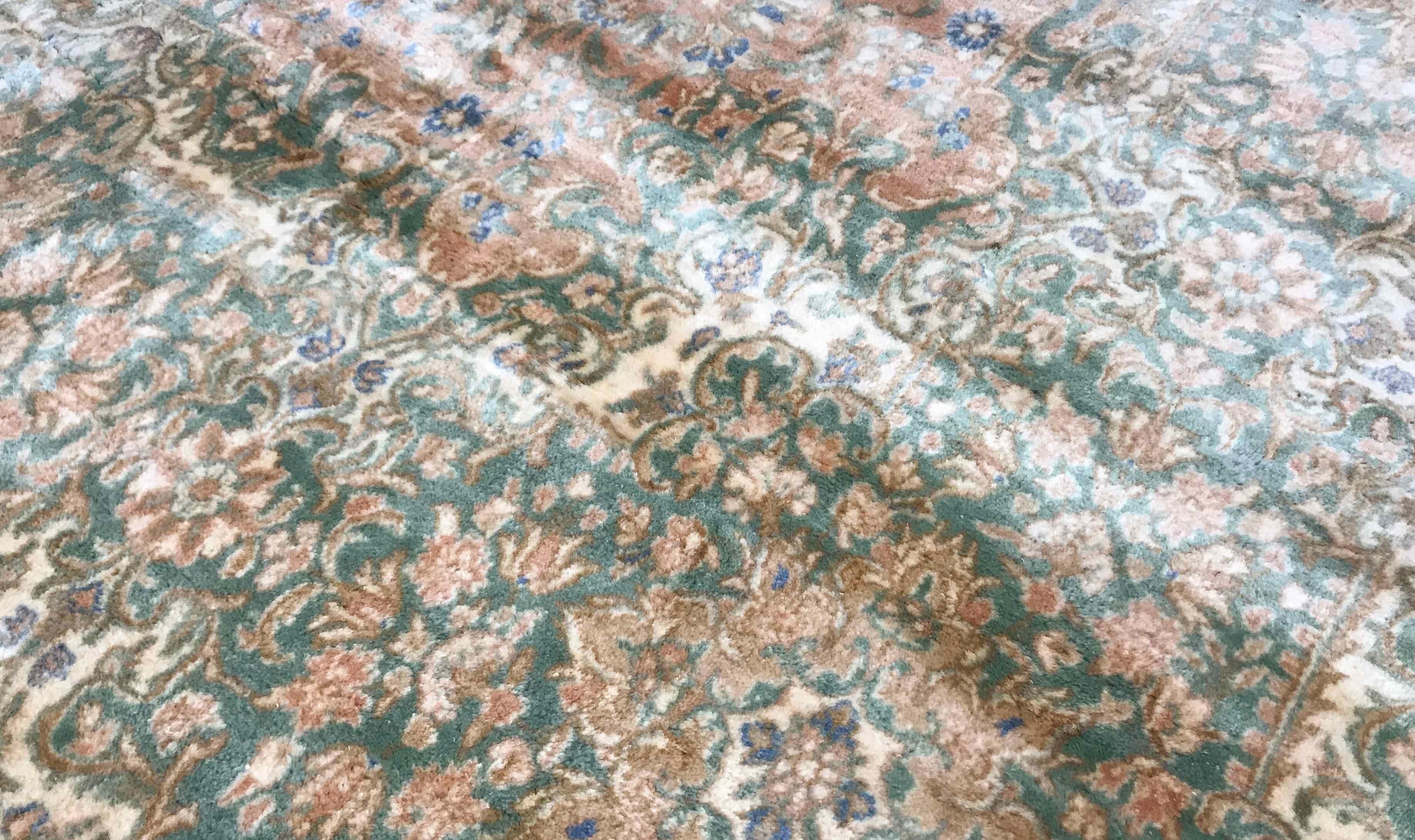 Tapis Kerman vintage surdimensionné, circa 1940. Un grand tapis Kerman avec un design typique de cette région, le champ central ivoire entourant un médaillon floral dans de douces nuances pastel de rose et de vert, répété dans les bordures de cet