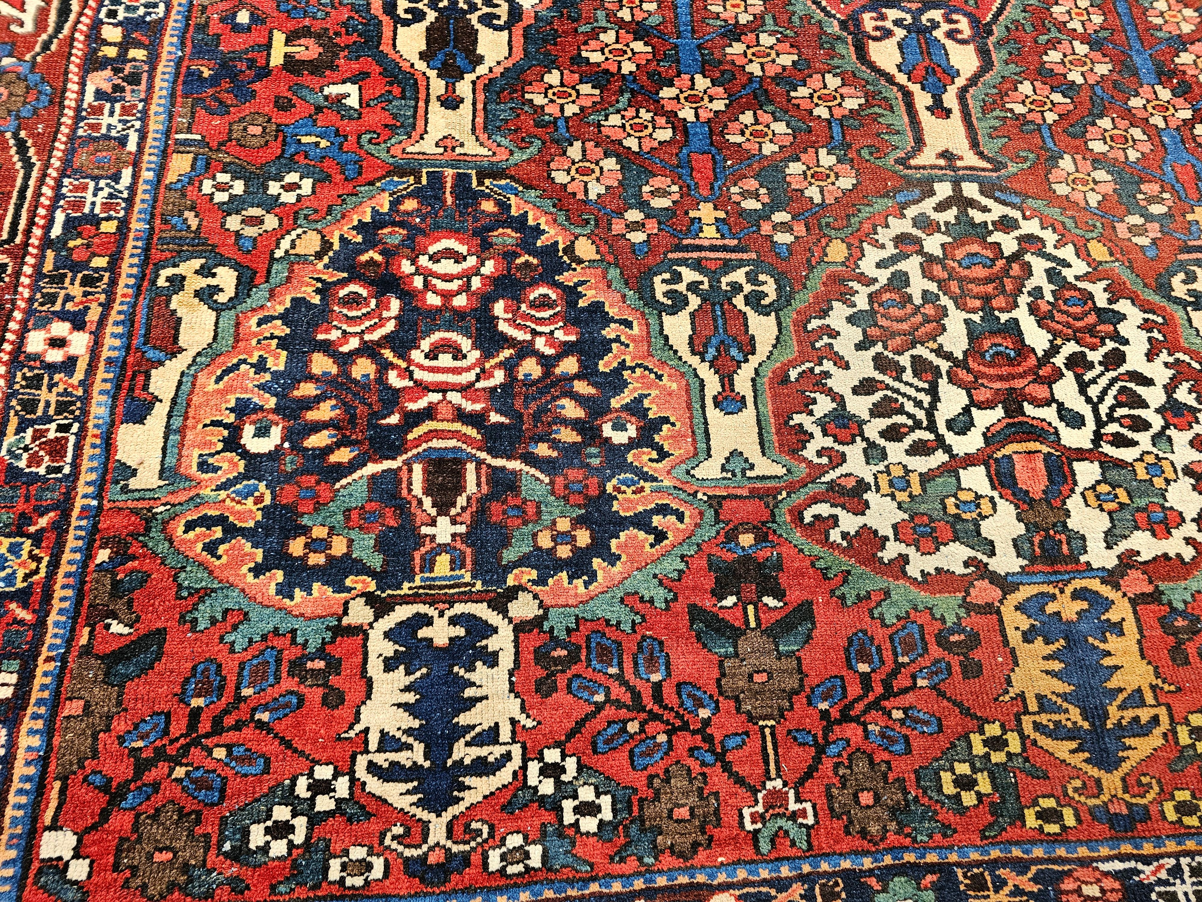 Tappeto persiano Bakhtiari vintage di grandi dimensioni con pannello floreale a vasi in vendita 3