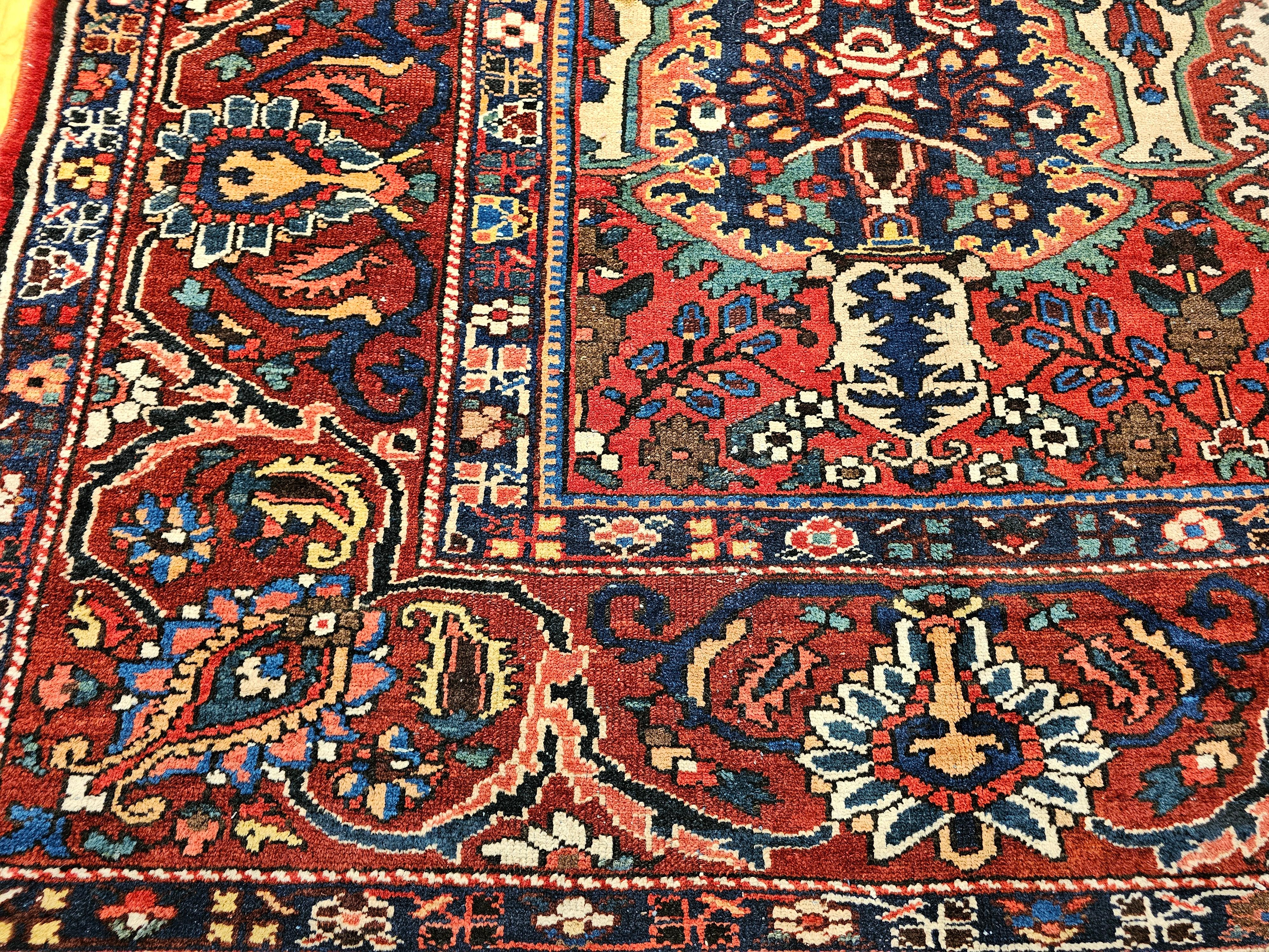 Tappeto persiano Bakhtiari vintage di grandi dimensioni con pannello floreale a vasi in vendita 4