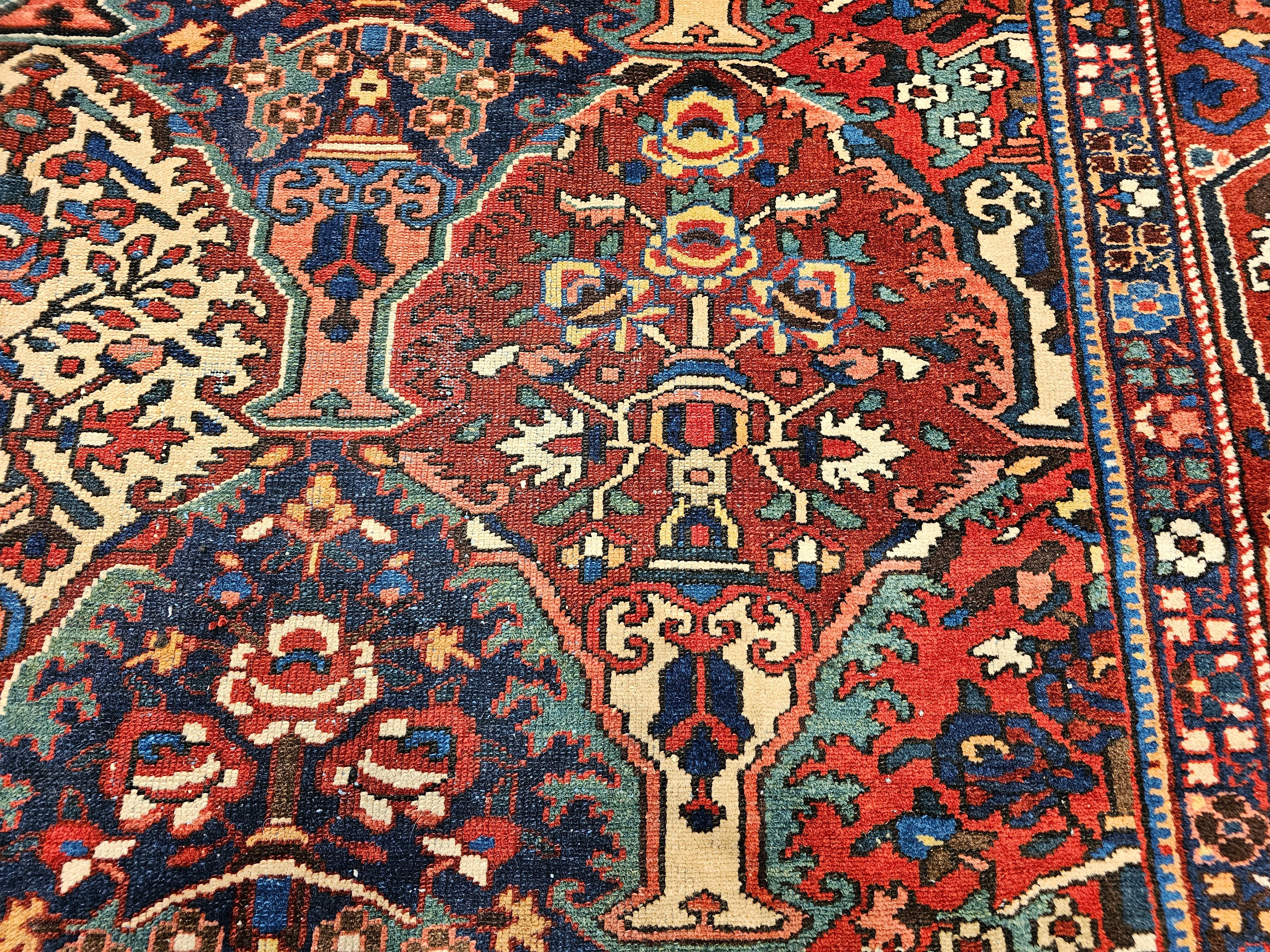 Tappeto persiano Bakhtiari vintage di grandi dimensioni con pannello floreale a vasi in vendita 7