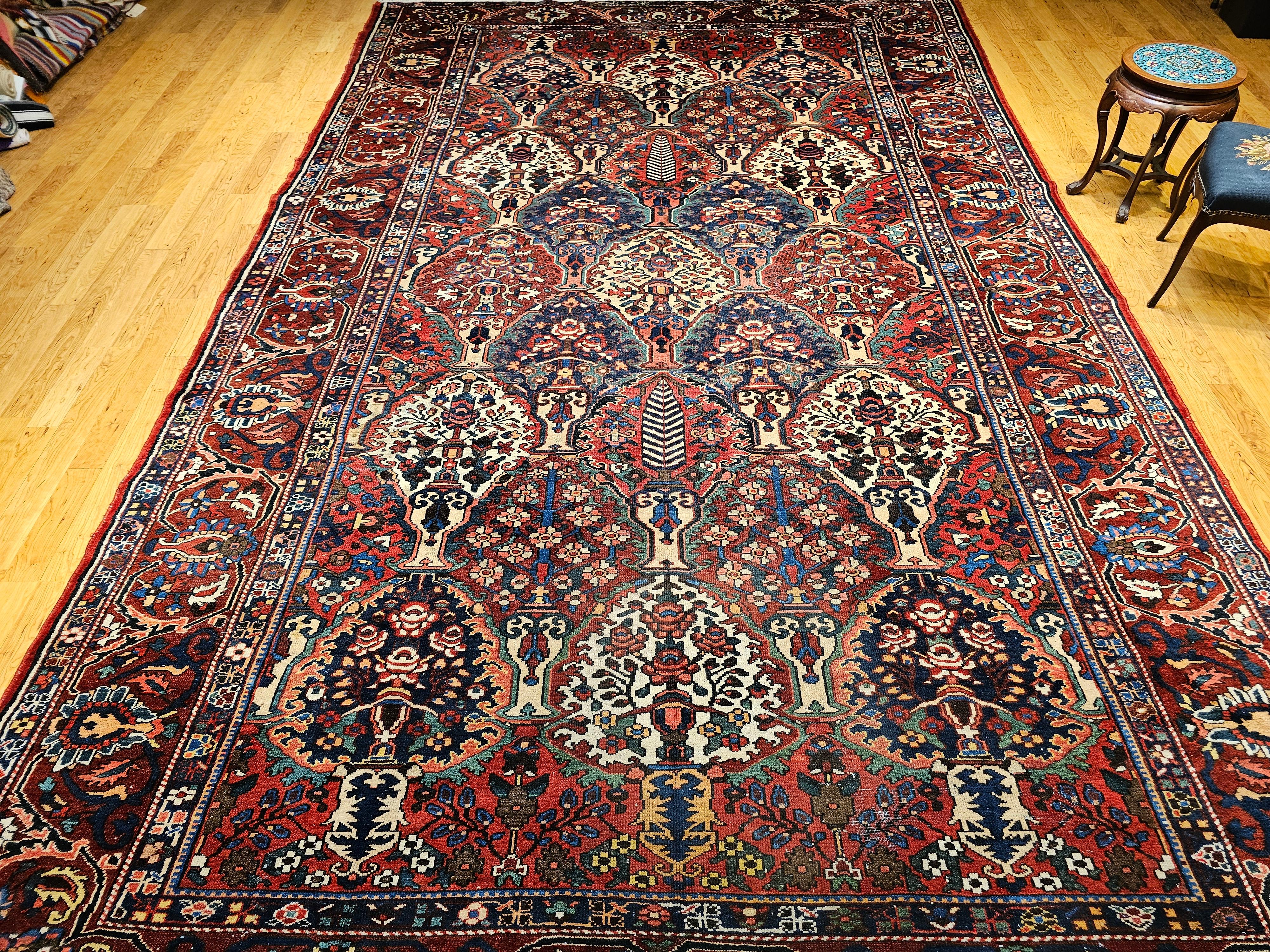 Tappeto persiano Bakhtiari vintage di grandi dimensioni con pannello floreale a vasi in vendita 10