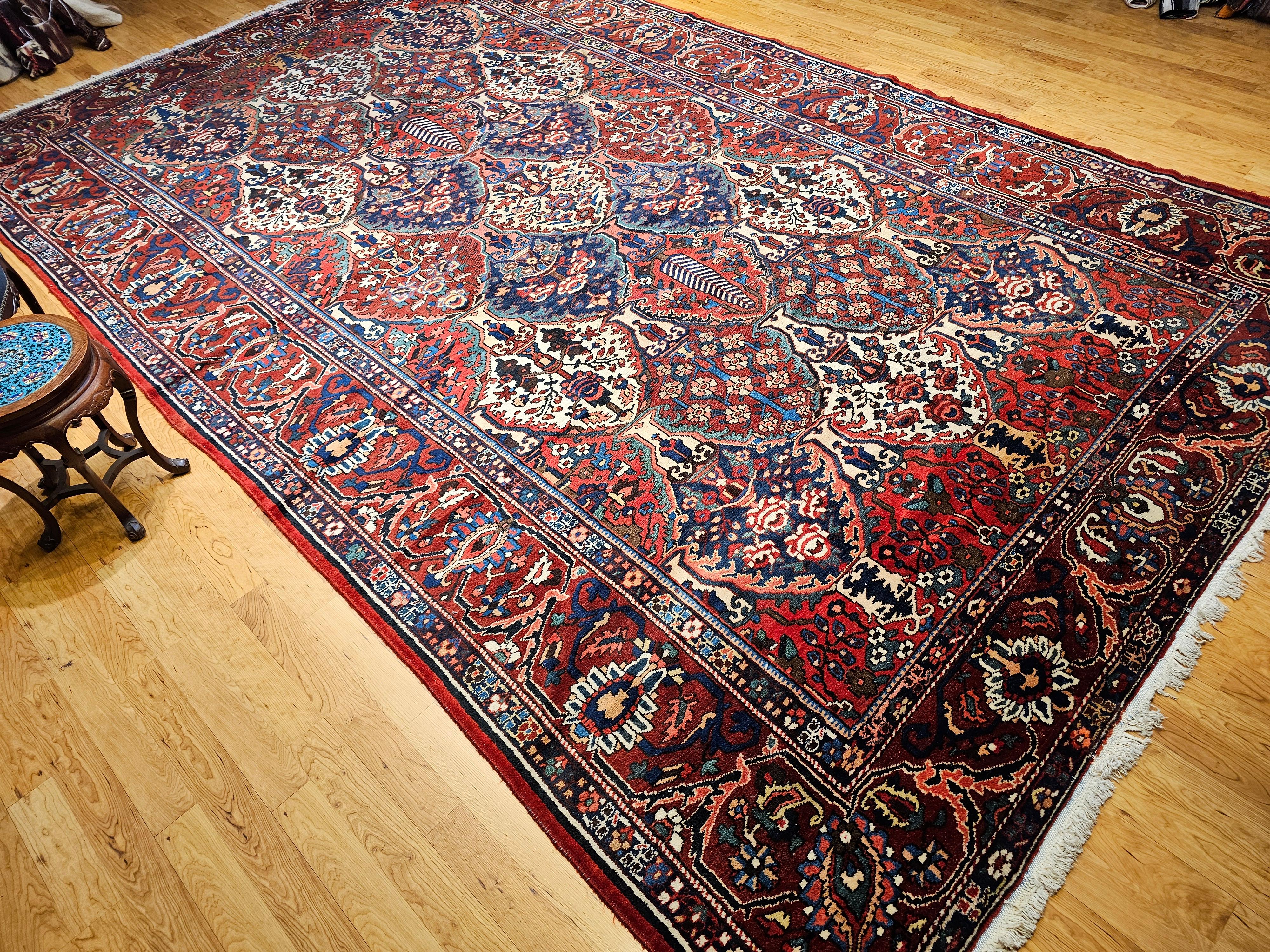 Tappeto persiano Bakhtiari vintage di grandi dimensioni con pannello floreale a vasi in vendita 13