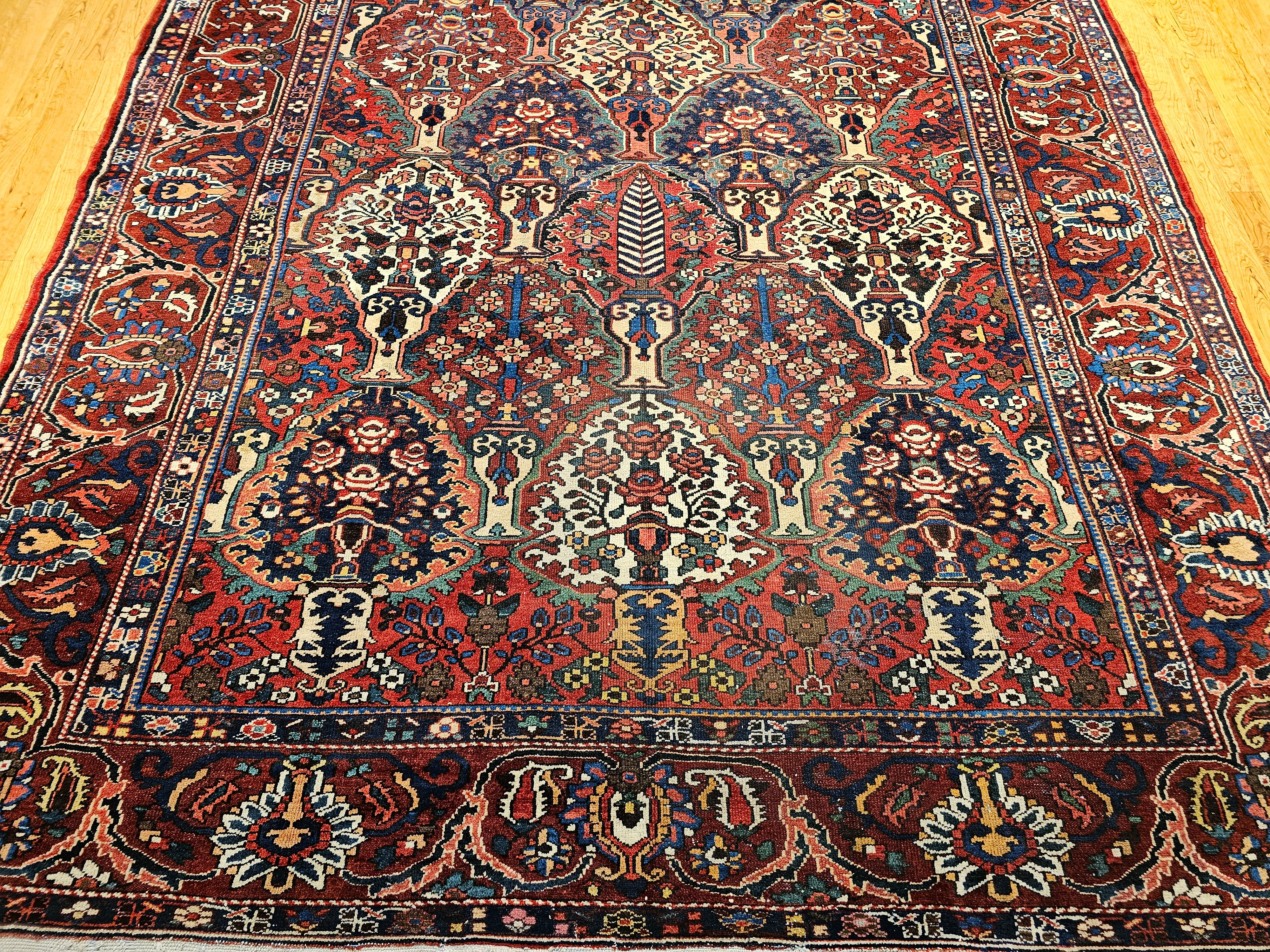 Persiano Tappeto persiano Bakhtiari vintage di grandi dimensioni con pannello floreale a vasi in vendita