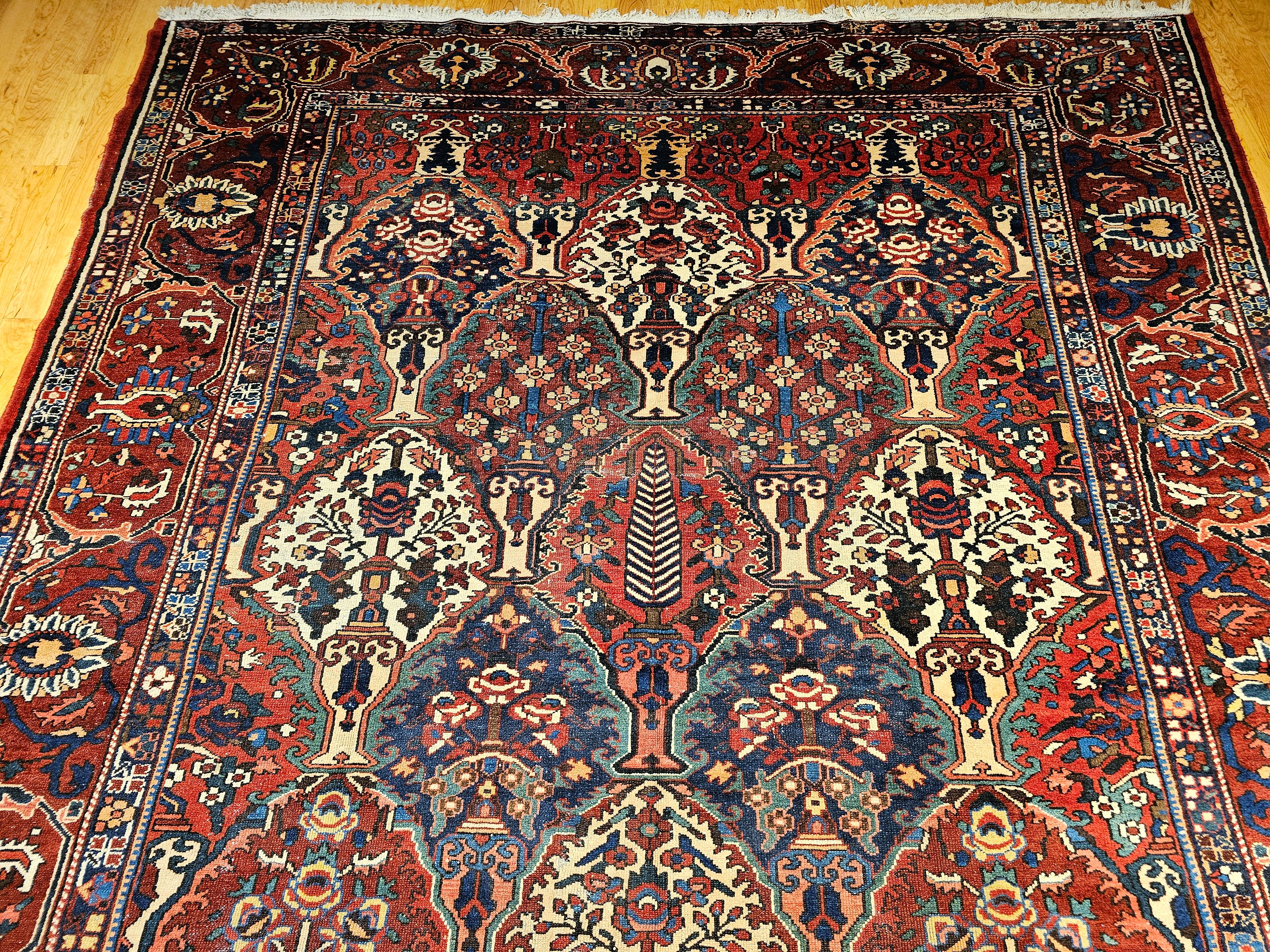 Tappeto persiano Bakhtiari vintage di grandi dimensioni con pannello floreale a vasi In condizioni buone in vendita a Barrington, IL