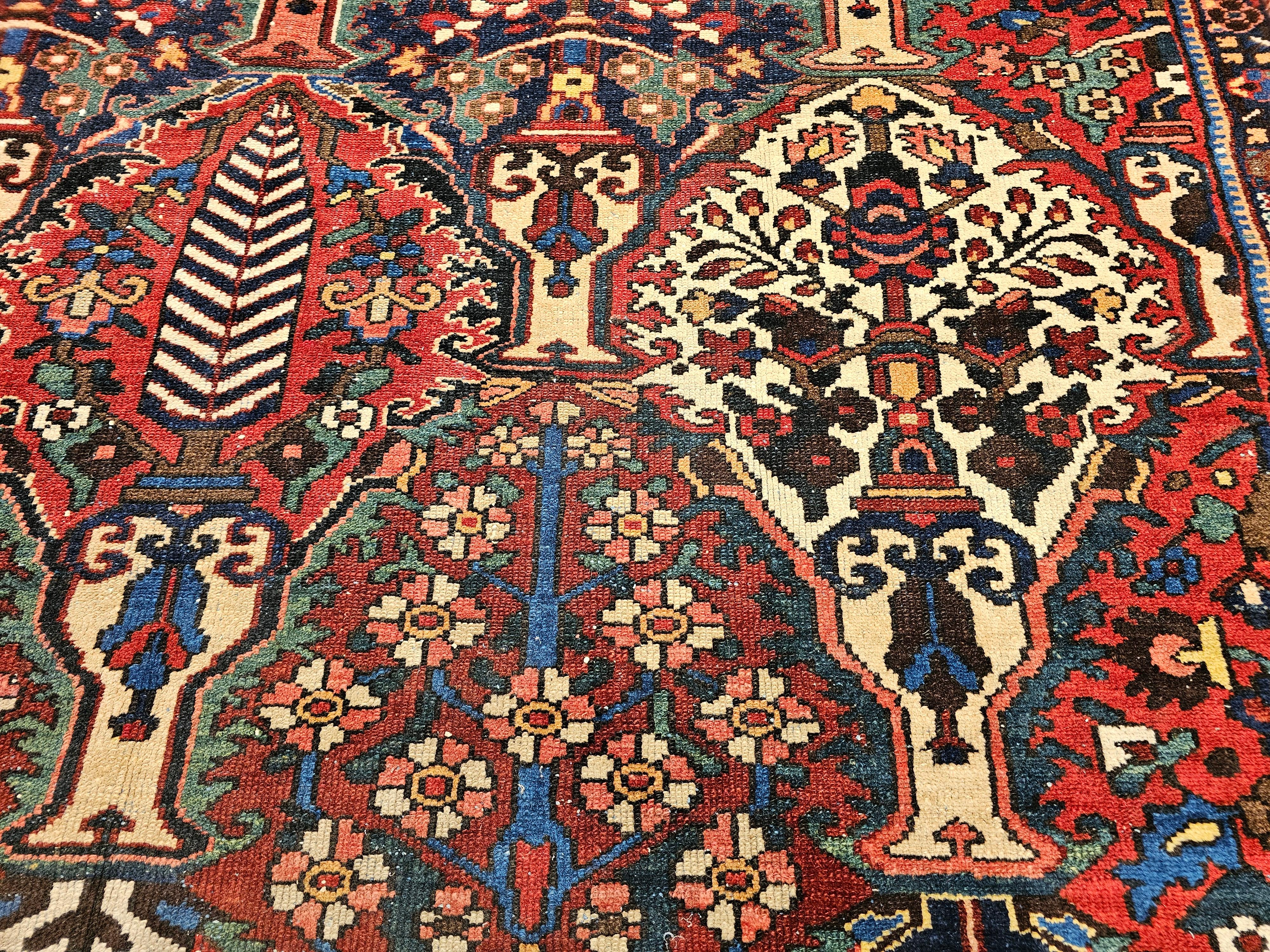 XX secolo Tappeto persiano Bakhtiari vintage di grandi dimensioni con pannello floreale a vasi in vendita