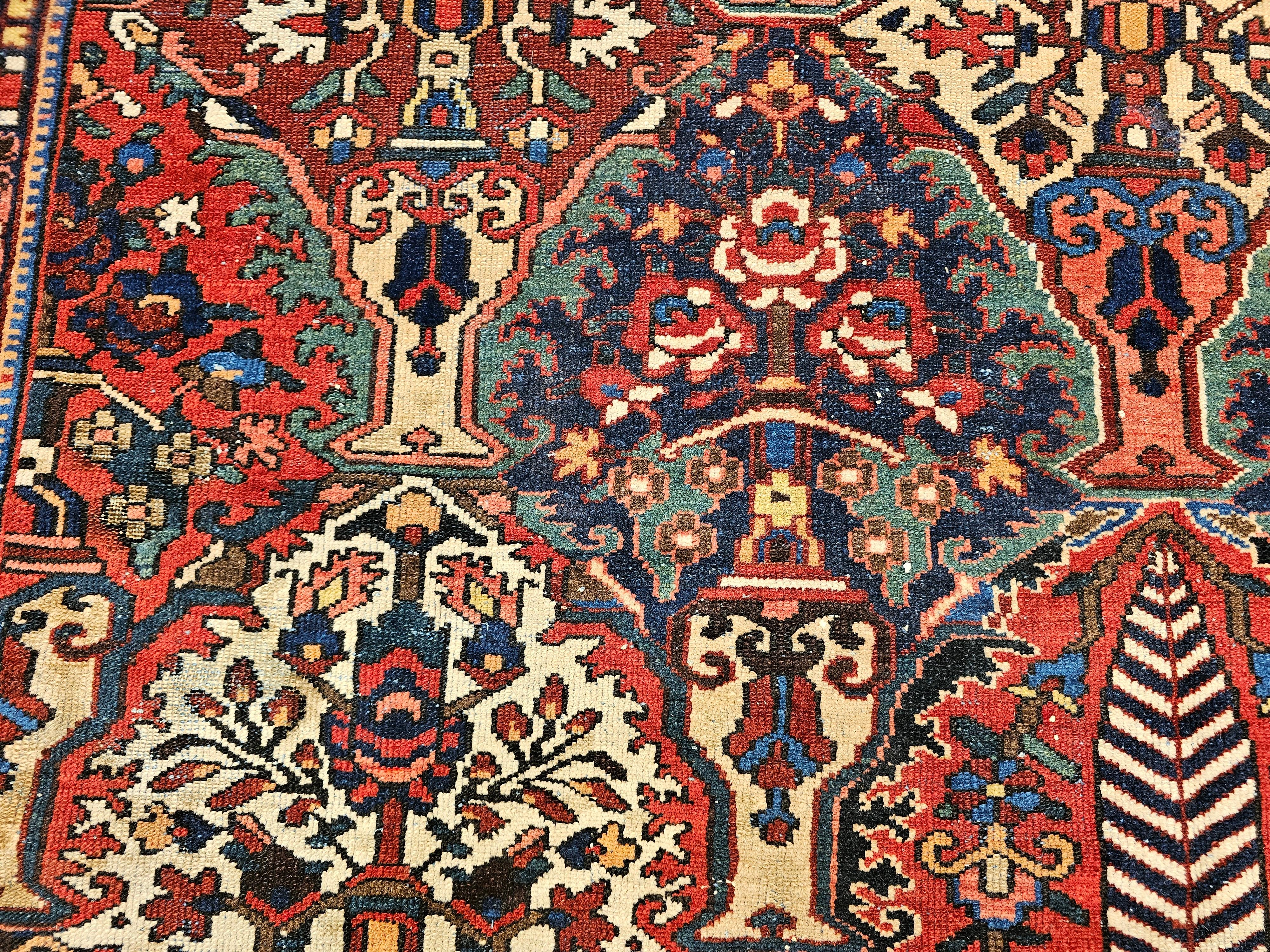 Lana Tappeto persiano Bakhtiari vintage di grandi dimensioni con pannello floreale a vasi in vendita