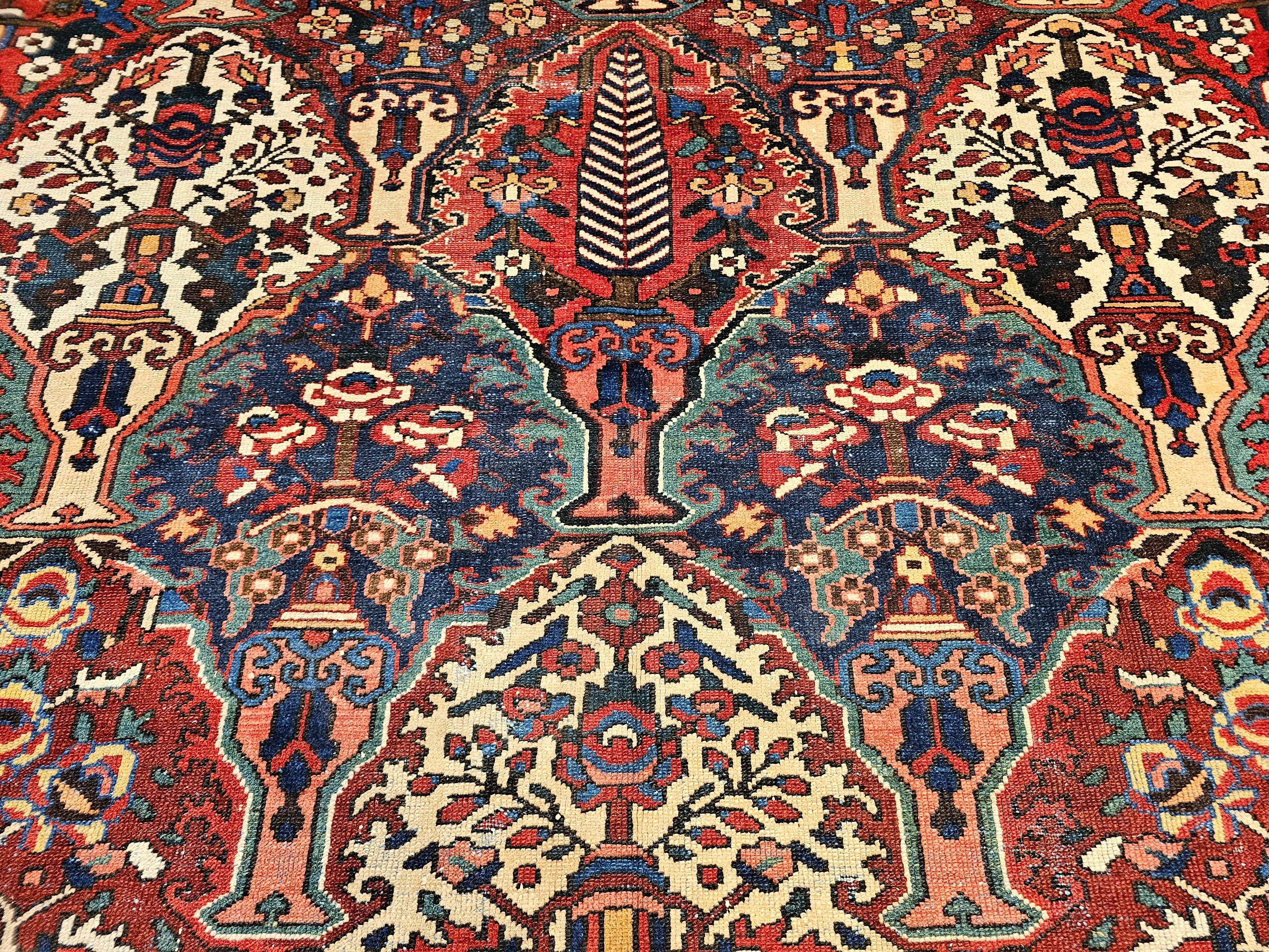 Tappeto persiano Bakhtiari vintage di grandi dimensioni con pannello floreale a vasi in vendita 1