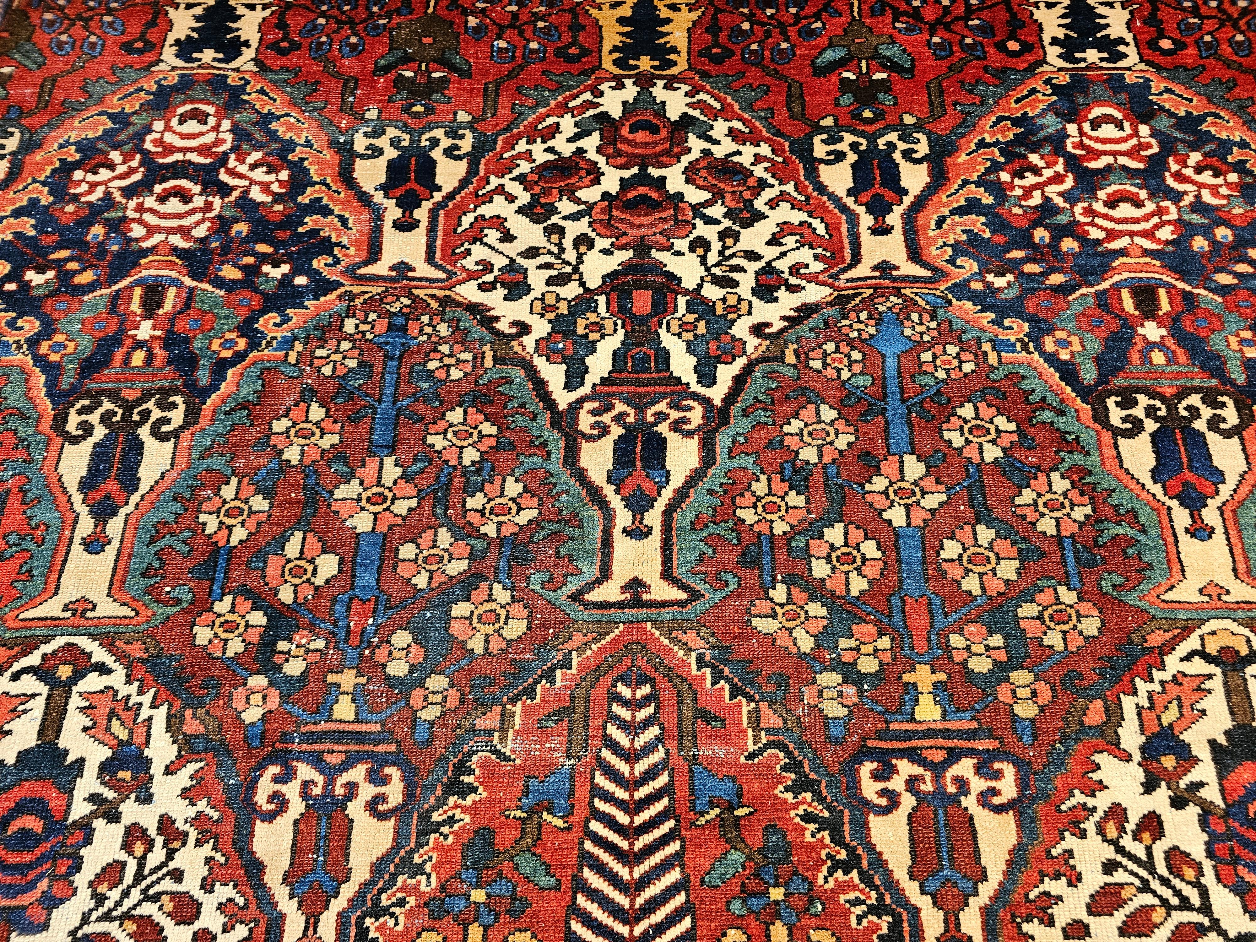 Tappeto persiano Bakhtiari vintage di grandi dimensioni con pannello floreale a vasi in vendita 2