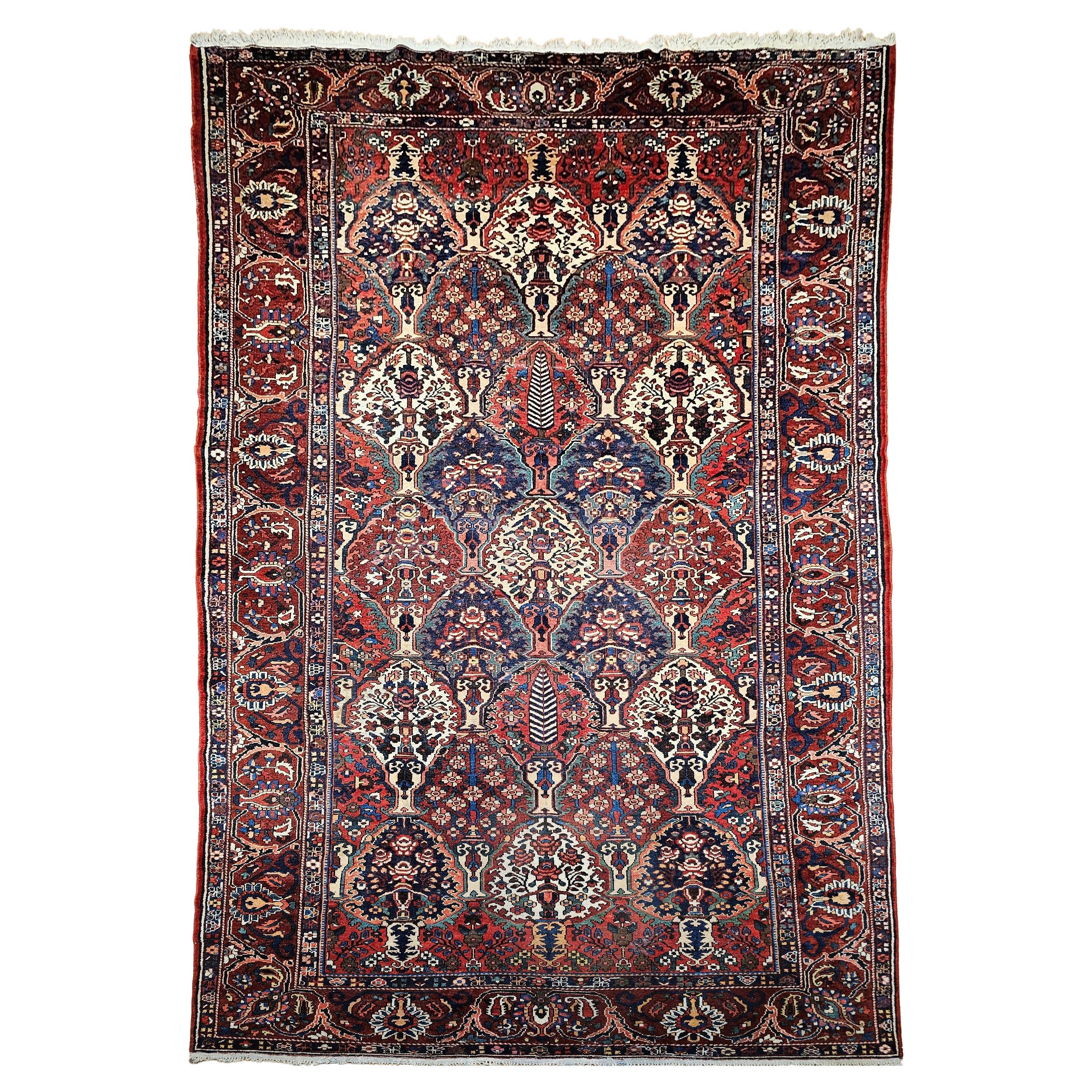 Tappeto persiano Bakhtiari vintage di grandi dimensioni con pannello floreale a vasi