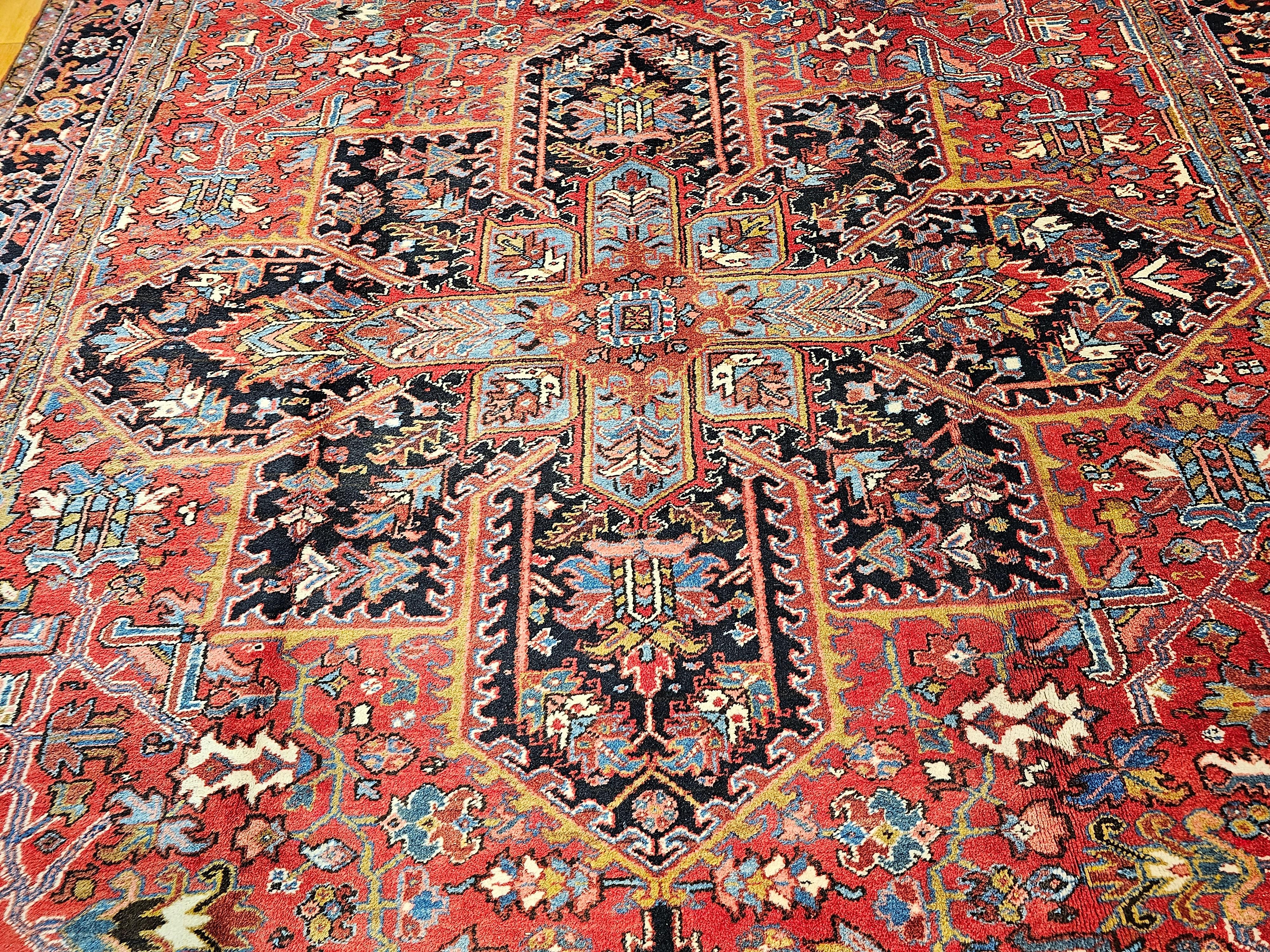 Alfombra persa Heriz vintage de gran tamaño en rojo, azul marino, marfil, verde, azul y marrón Teñido con vegetales en venta