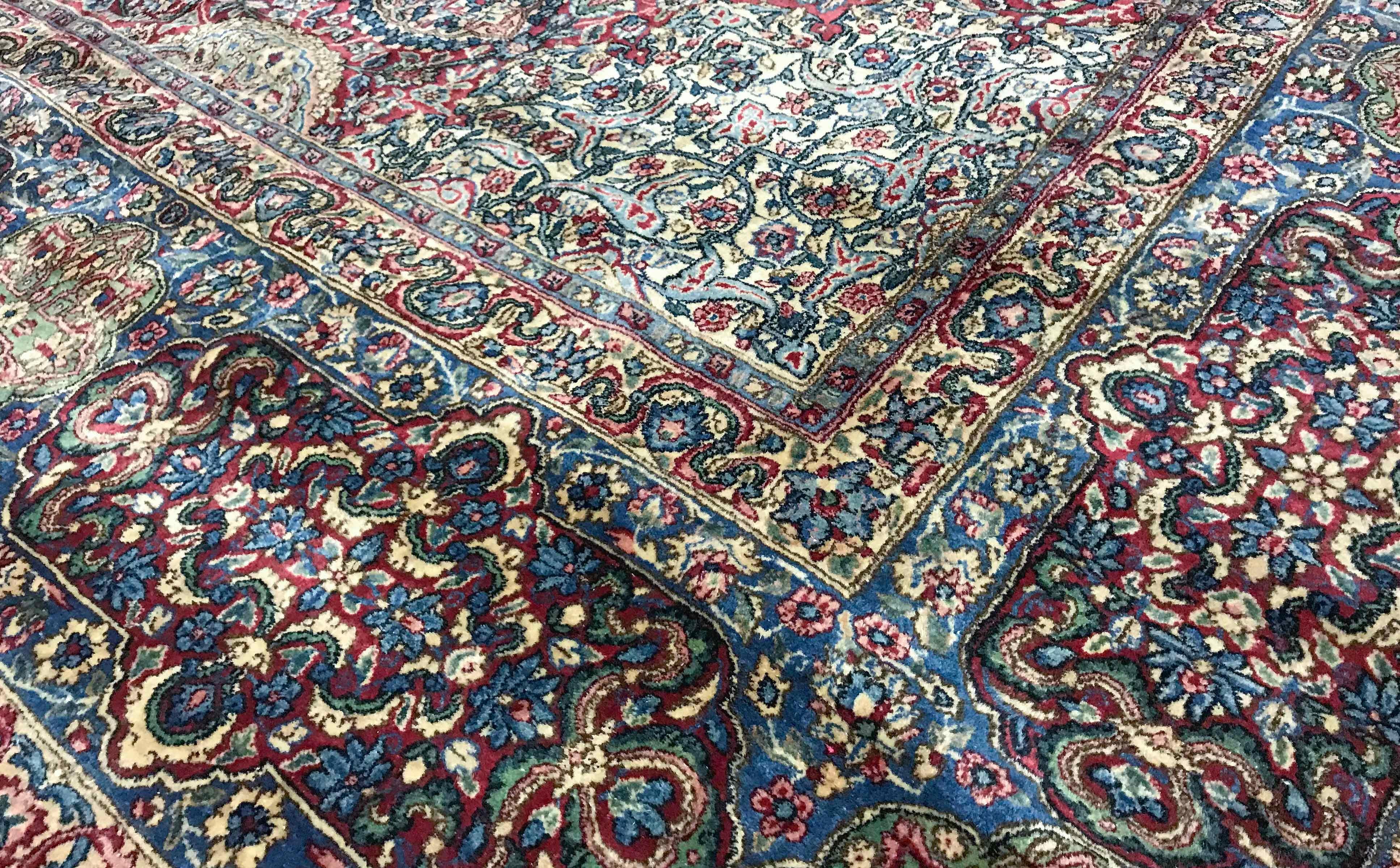 Tapis persan Kerman vintage, circa 1940. Le merveilleux design et les détails de ce tapis mettent vraiment en évidence le talent des tisserands qui ont créé cette œuvre d'art. Le champ déborde d'éléments floraux dans une grande variété de couleurs
