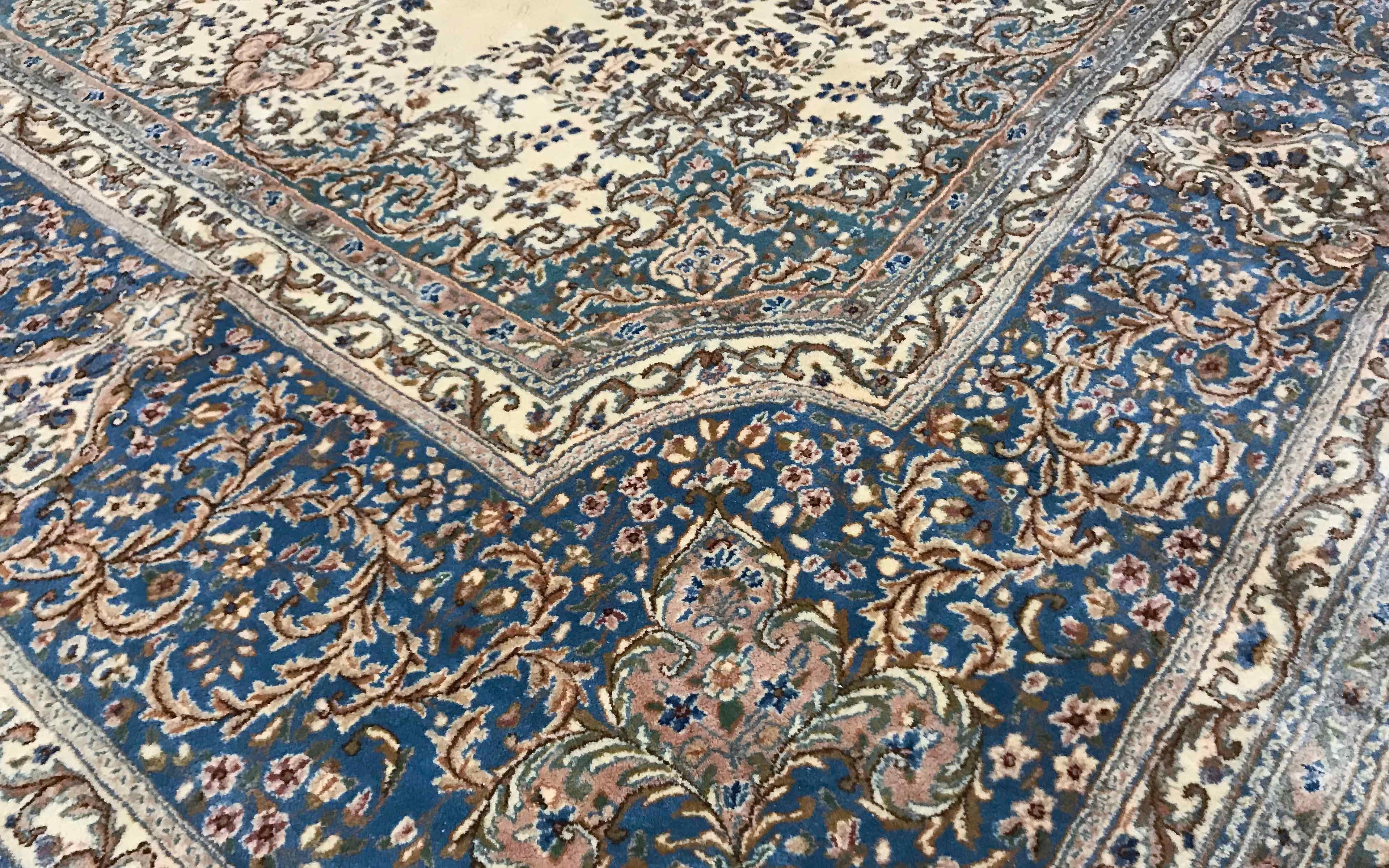 Vintage Oversize Persian Kerman Ivory / Blue Rug, circa 1940. Le fond ivoire doux est le cadre de ce tapis pittoresque avec un médaillon central dont les couleurs bleues et le style sont répétés dans les bordures pour créer ce tapis de grande taille