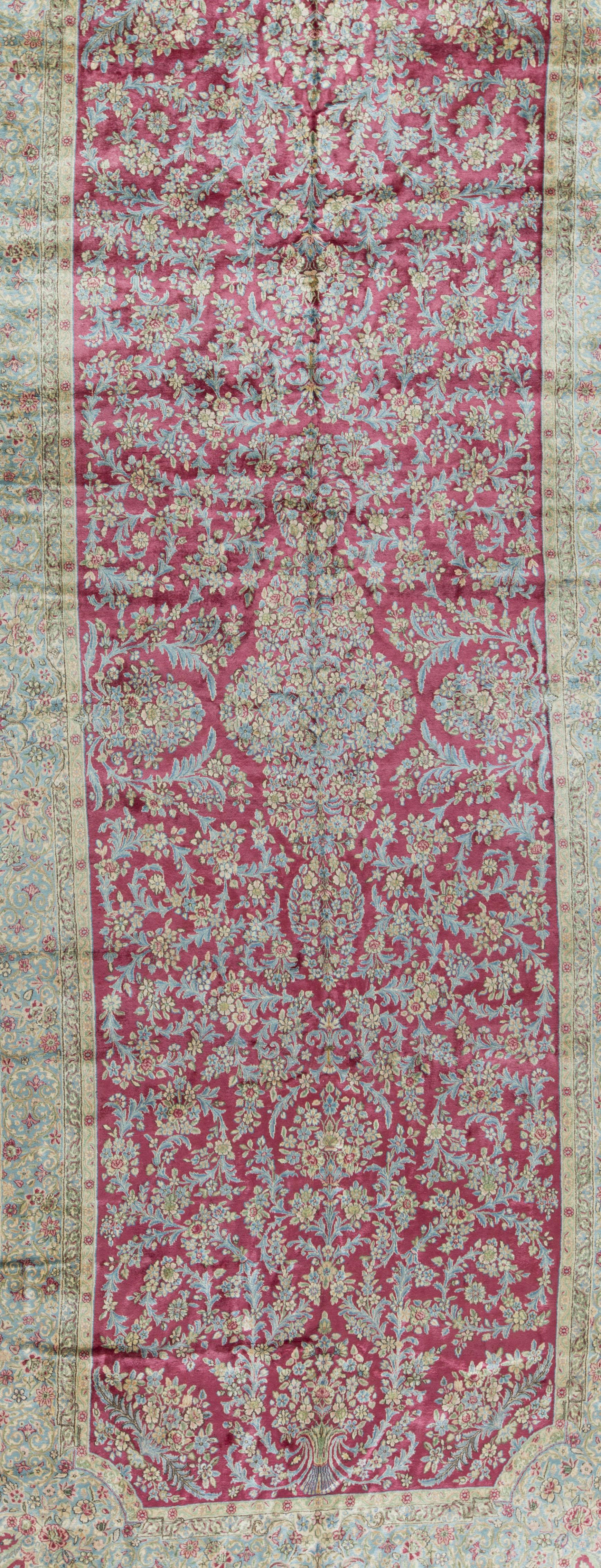Übergroßer persischer Kerman-Teppich in Übergröße, um 1940 7'11 x 20'7. (Kirman) im Angebot
