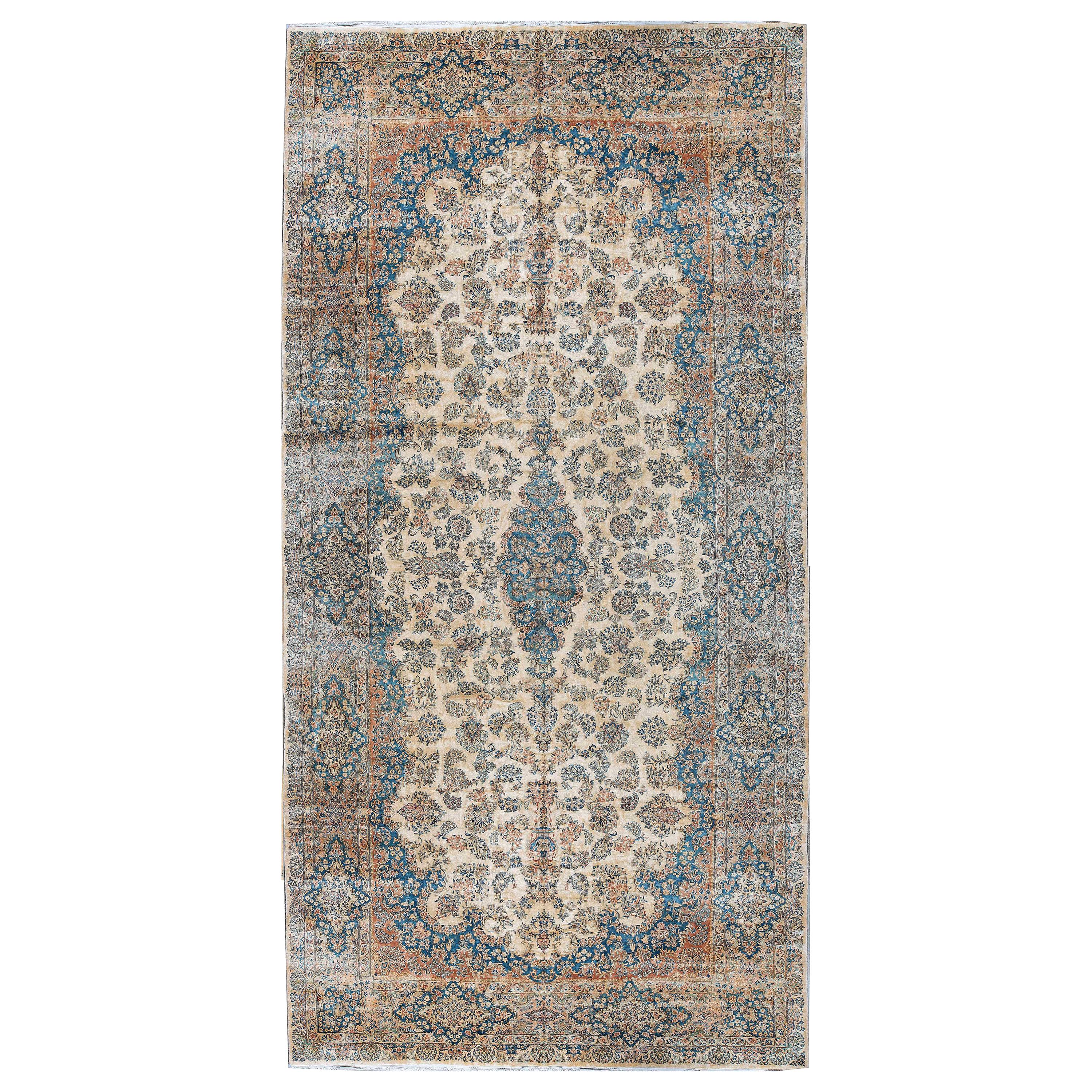 Persischer Kerman-Teppich in Übergröße, ca. 1940 11'7 x 24'3. im Angebot